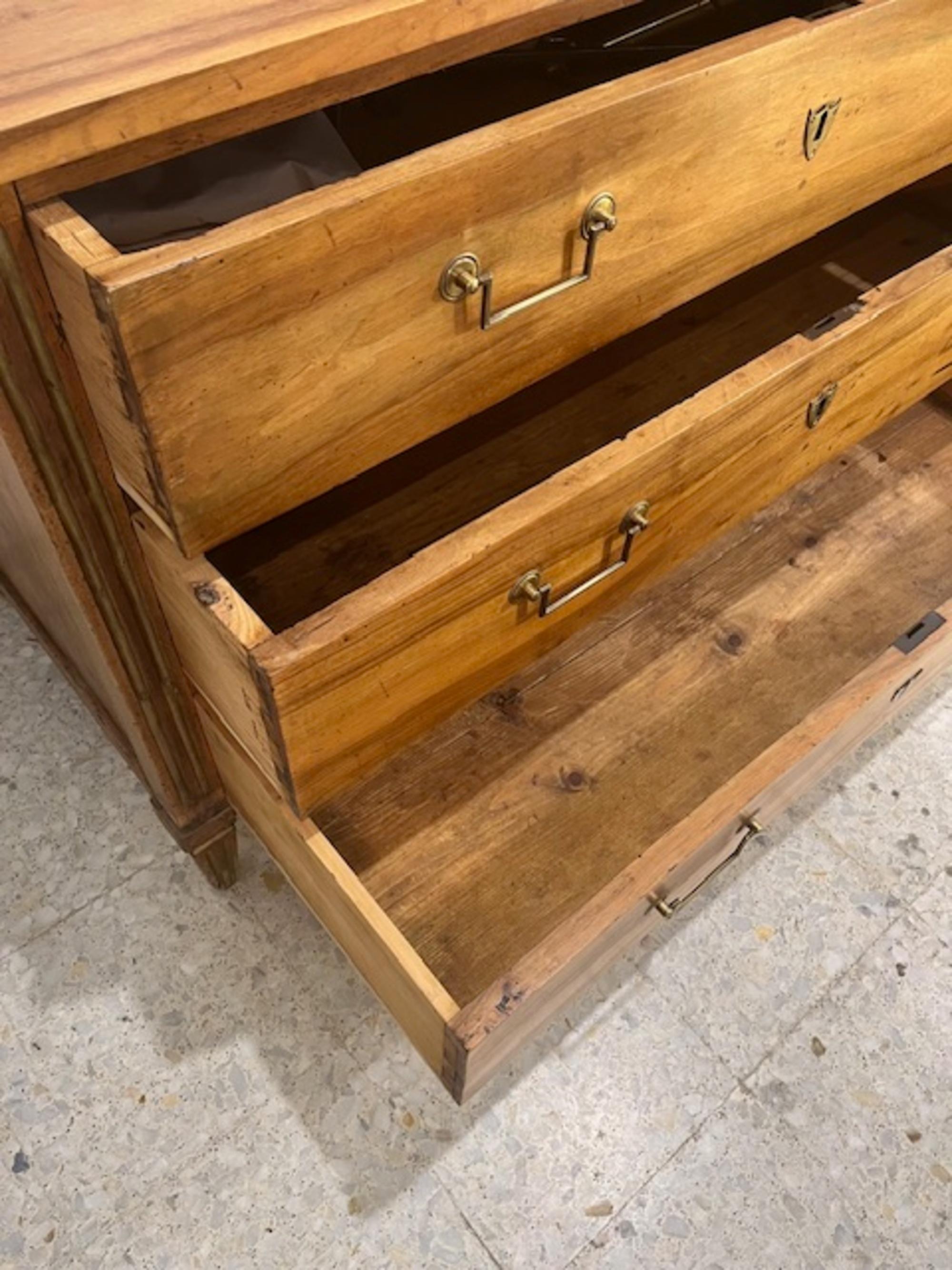 19th Century French Chest of Drawers Commode Directoire Walnut Wood For Sale 7