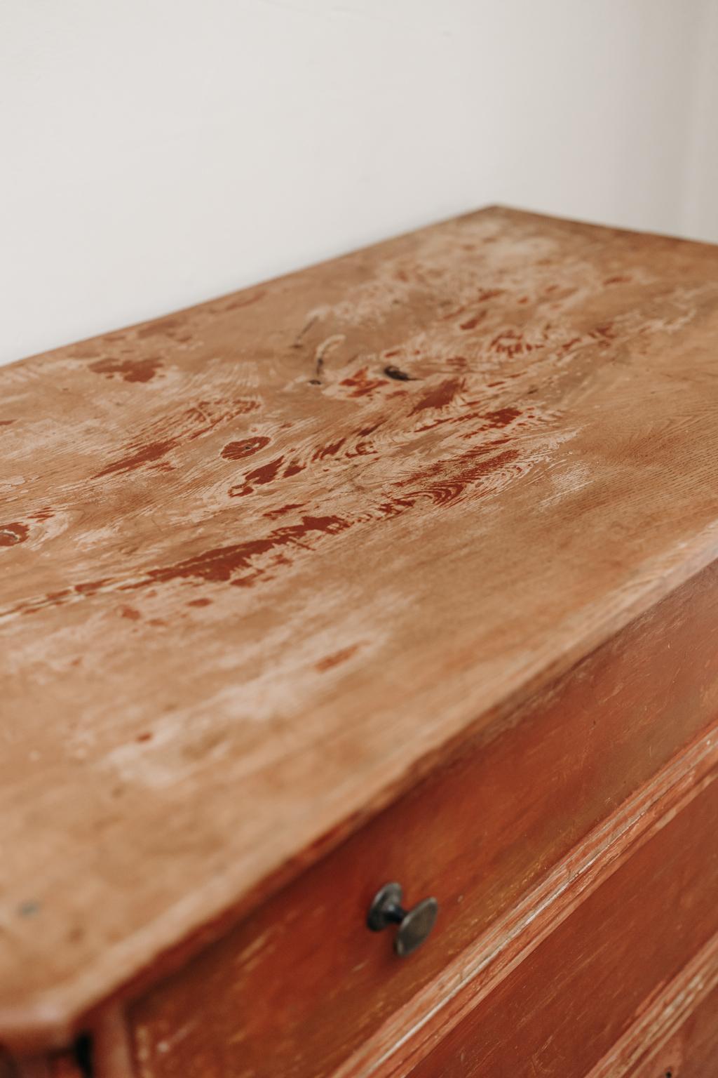 Adoro la vernice rossa sbiadita di questa cassettiera francese in frassino e legno di pioppo, in ottime condizioni