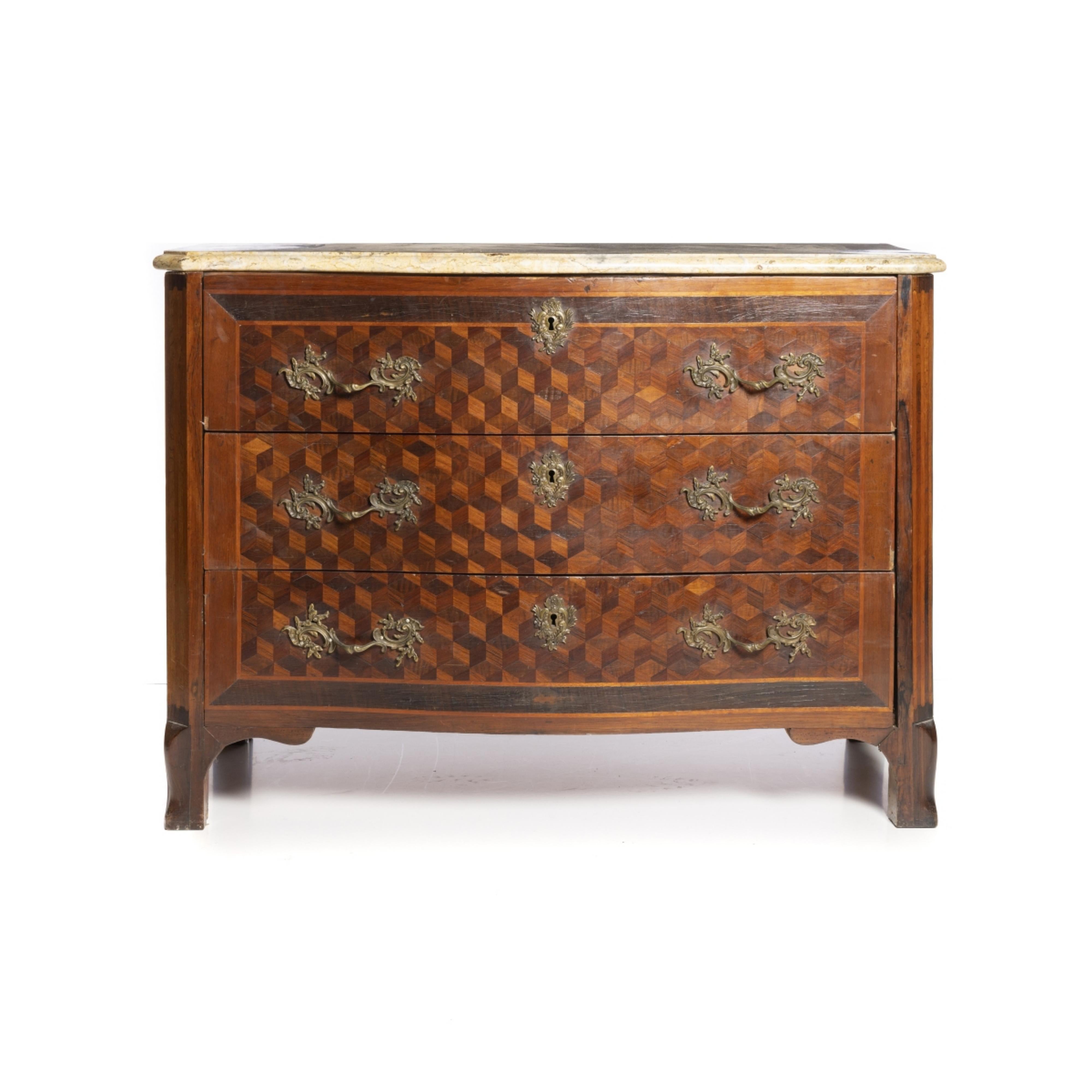 Cassettone francese del XIX secolo 
mogano e legno di frutta con macheterie geometriche. 
Scatola con tre cassetti.
Piano in marmo e ferramenta in bronzo.
Difetti del periodo 
Dimensioni: 93 x 122 x 60 cm 
buone condizioni originali