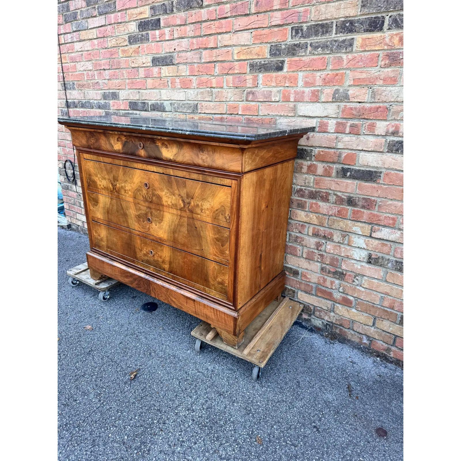 Questa magnifica cassapanca francese è l'incarnazione di tutto ciò che rappresenta lo stile Louis Philippe! La parte anteriore è una rappresentazione spettacolare del legno burlato e dell'abile artigianato. Linee pulite e uniformi, con cassetti