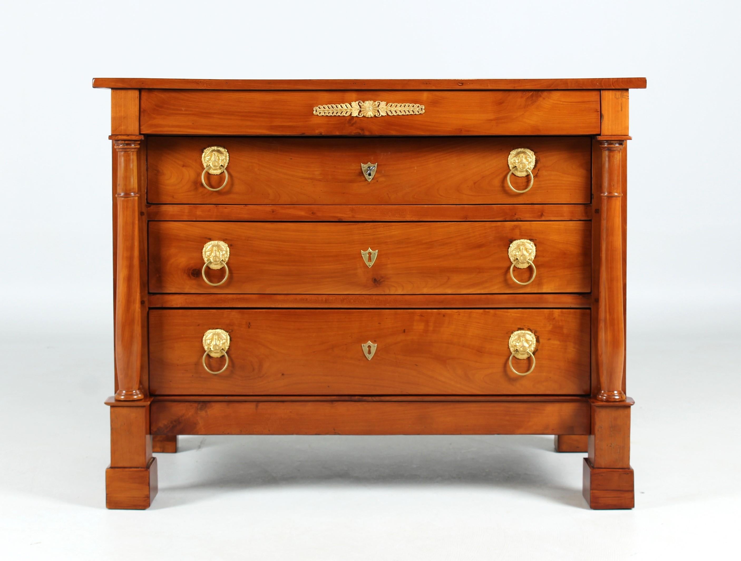 Antique cherry wood chest of drawers with columns

France
Cherry wood
around 1830

Dimensions: H x W x D: 88 x 112 x 56 cm

Description:
Antique French chest of drawers with pleasing dimensions and balanced proportions.

A four-tier piece of