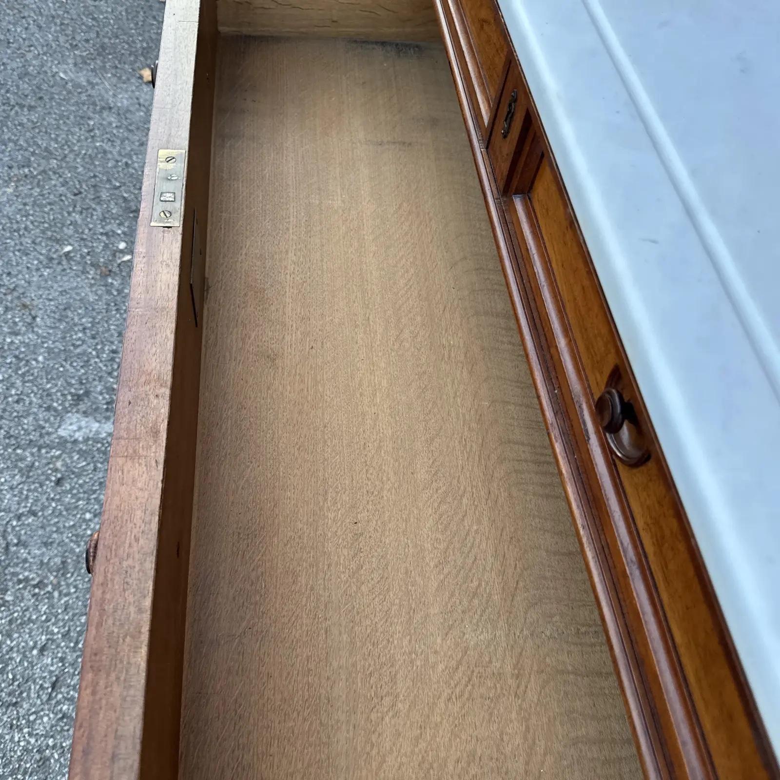 Cassettone francese del XIX secolo con piano in marmo bianco in vendita 4