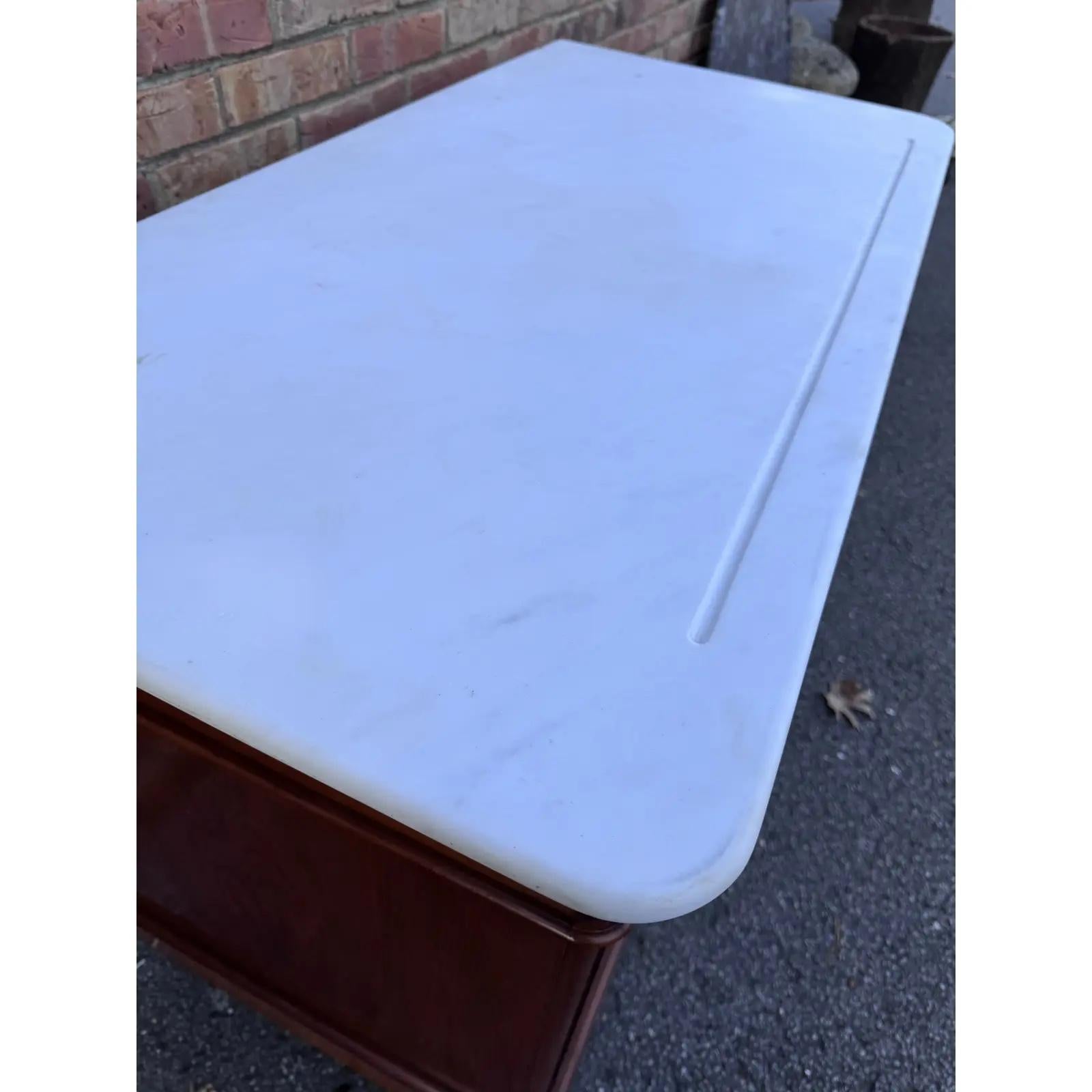 Si tratta di una bellissima commode francese della metà del XIX secolo, come la chiamano loro. Di solito le chiamiamo cassapanche, in qualche modo un'altra commode che non sembra adatta. Questa è tutta originale, con bellissimi dettagli della base,