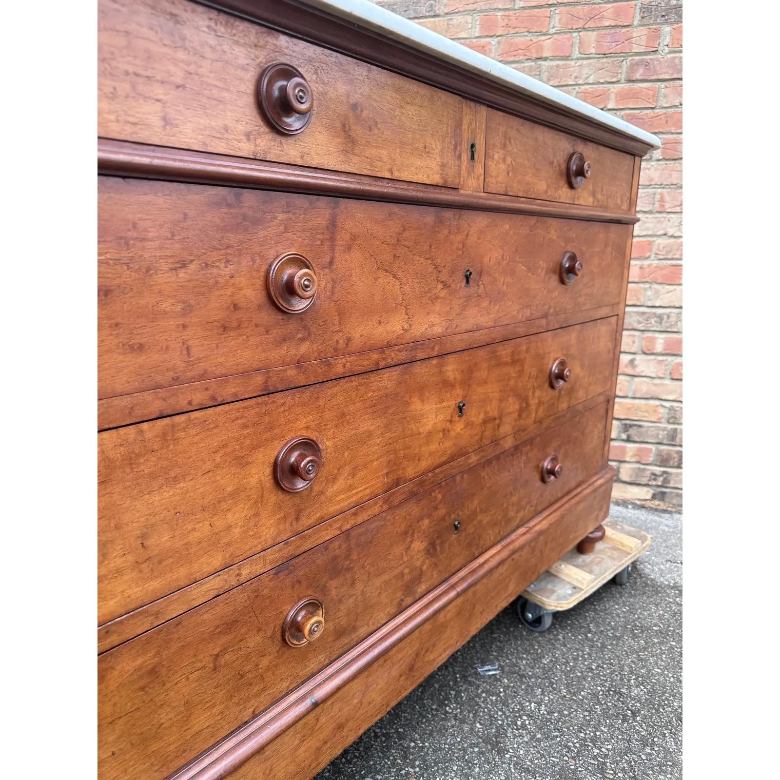 Arcón francés del siglo XIX con tapa de mármol blanco en Bueno estado para la venta en Nashville, TN