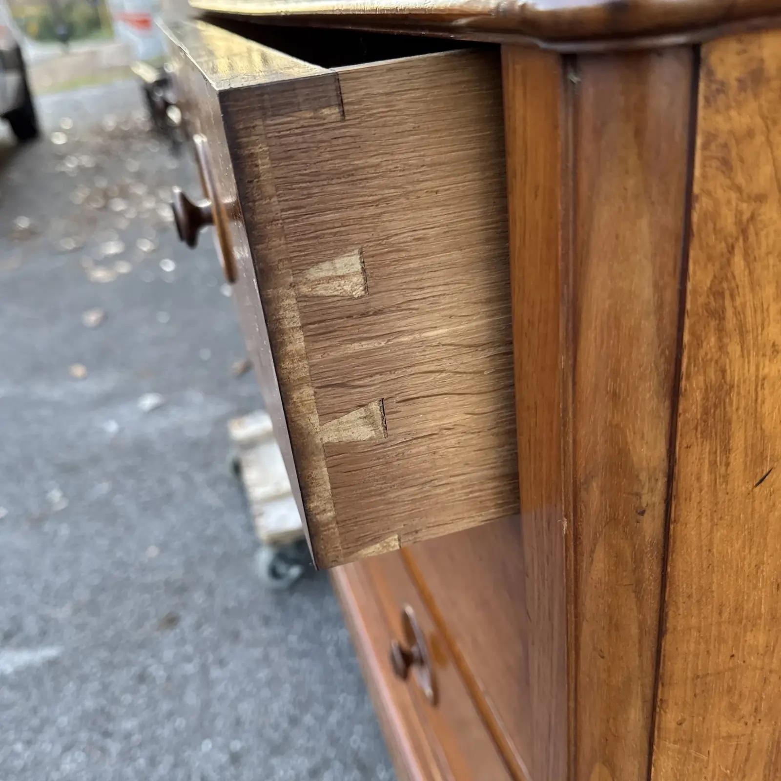 Cassettone francese del XIX secolo con piano in marmo bianco in vendita 3