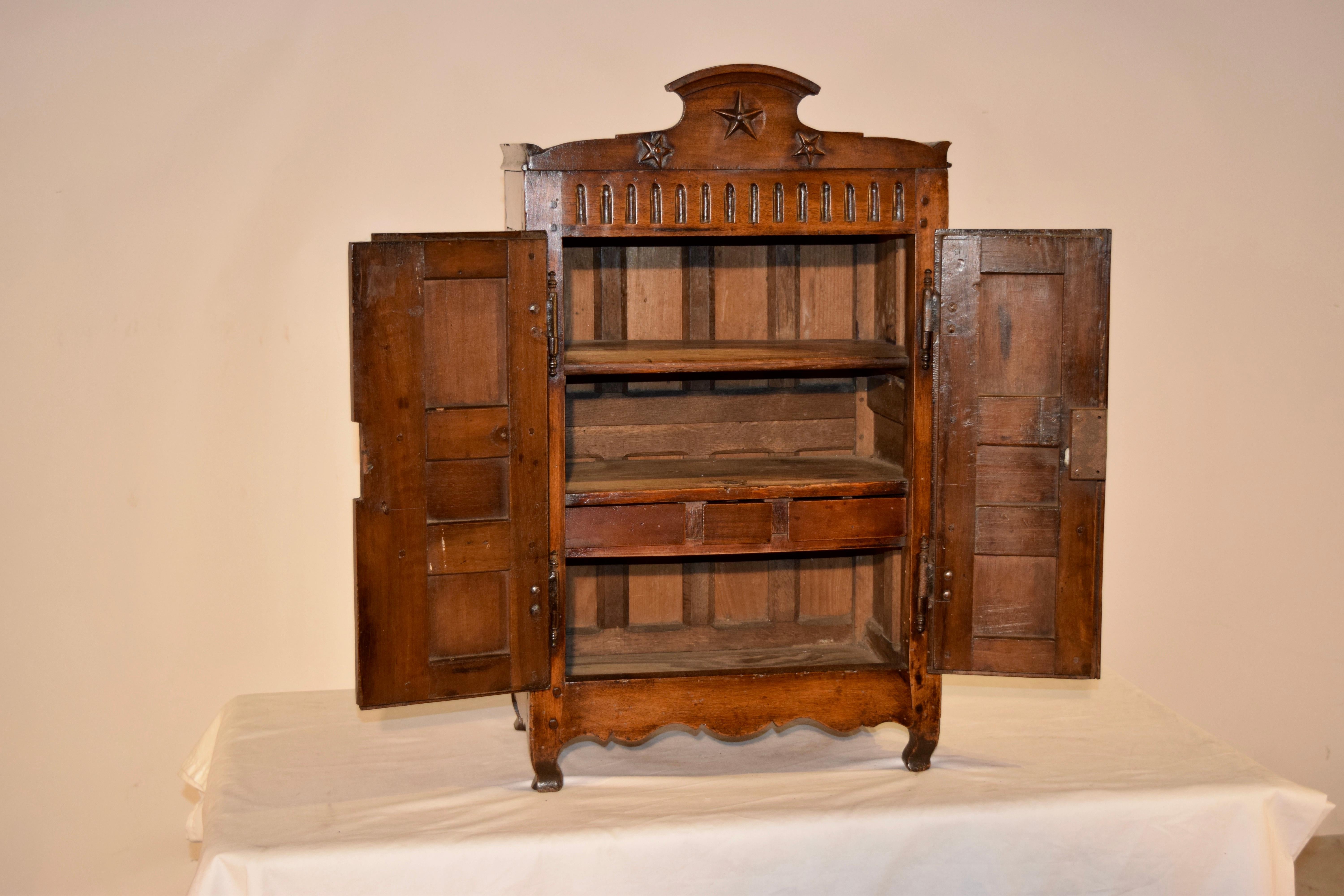 Petite armoire française du 19ème siècle en châtaignier Bon état - En vente à High Point, NC