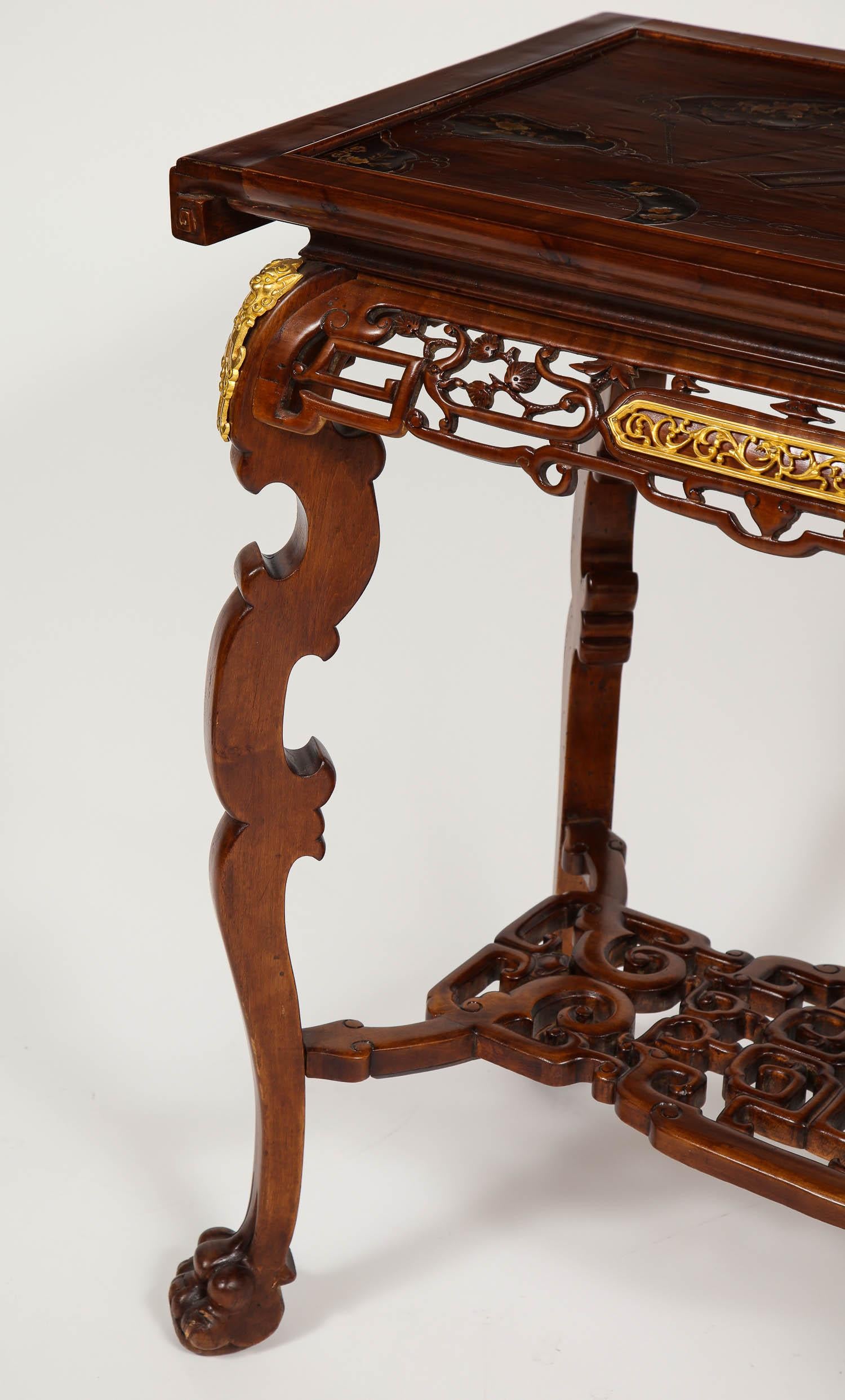 Ein prächtiger französischer, handgeschnitzter Mahagoni-Mitteltisch im Chinoiserie-Stil des 19. Jahrhunderts mit einer perlmuttfarbenen Intarsienplatte, die Gabriel Viardot zugeschrieben wird. Dieser prächtige Mahagoni-Tisch wurde von Hand mit