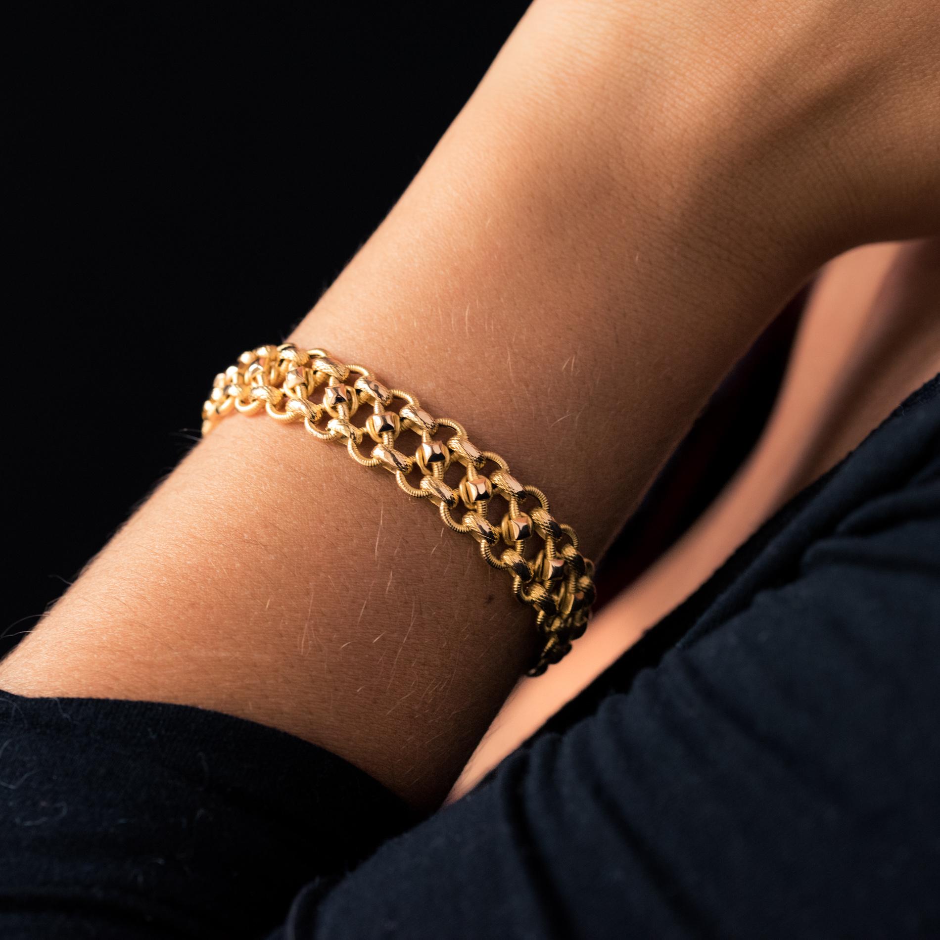 Bracelet in 18 karat yellow gold, rhinoceros head hallmark.
Lovely antique curb chain, it is made up of 8 chiseled patterns attached to each other by two gold staples, also chiseled and set with a small rose gold nail. The clasp is ratchet.
Length: