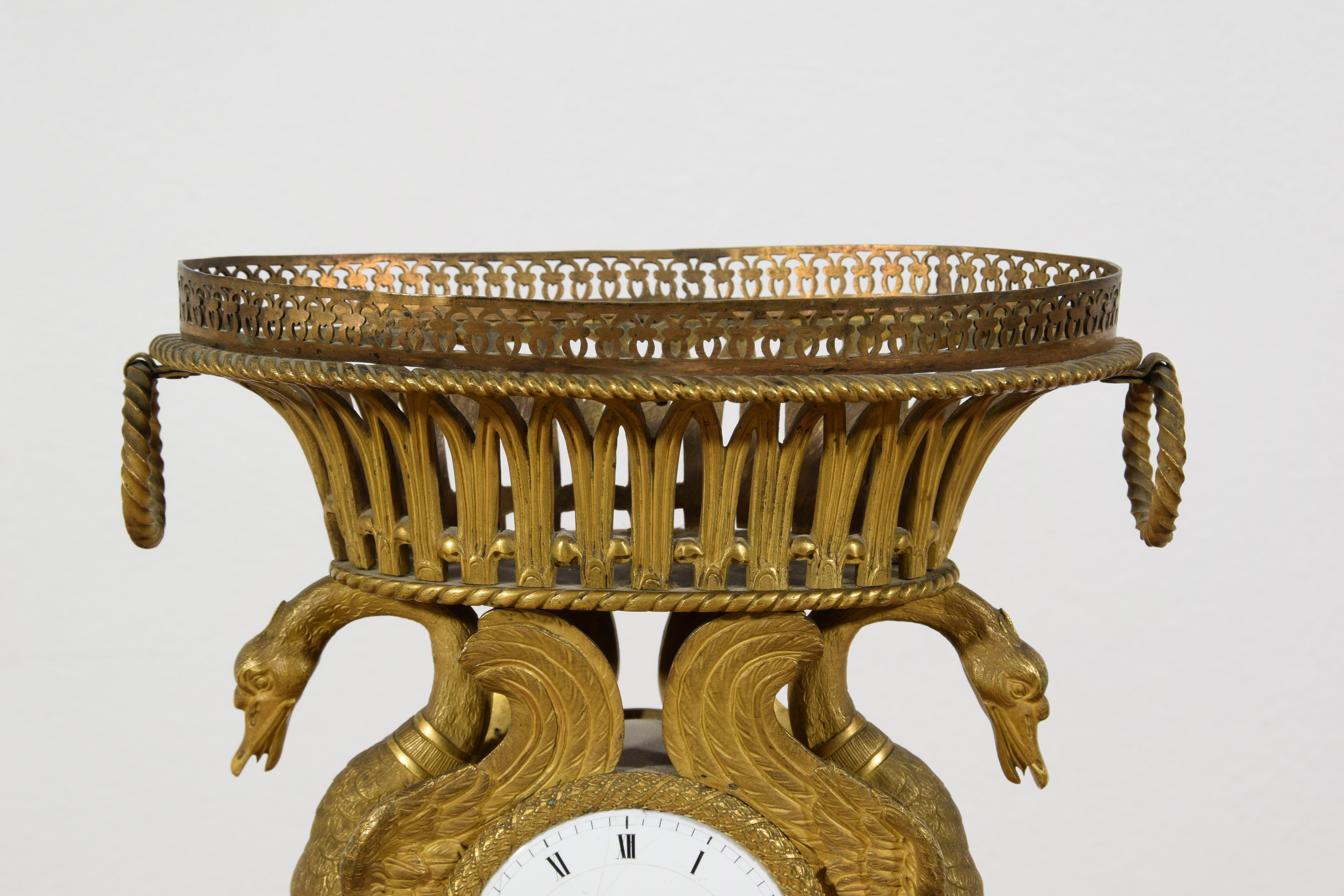 19. Jahrhundert, französische Tischuhr aus ziselierter und vergoldeter Bronze im Angebot 9