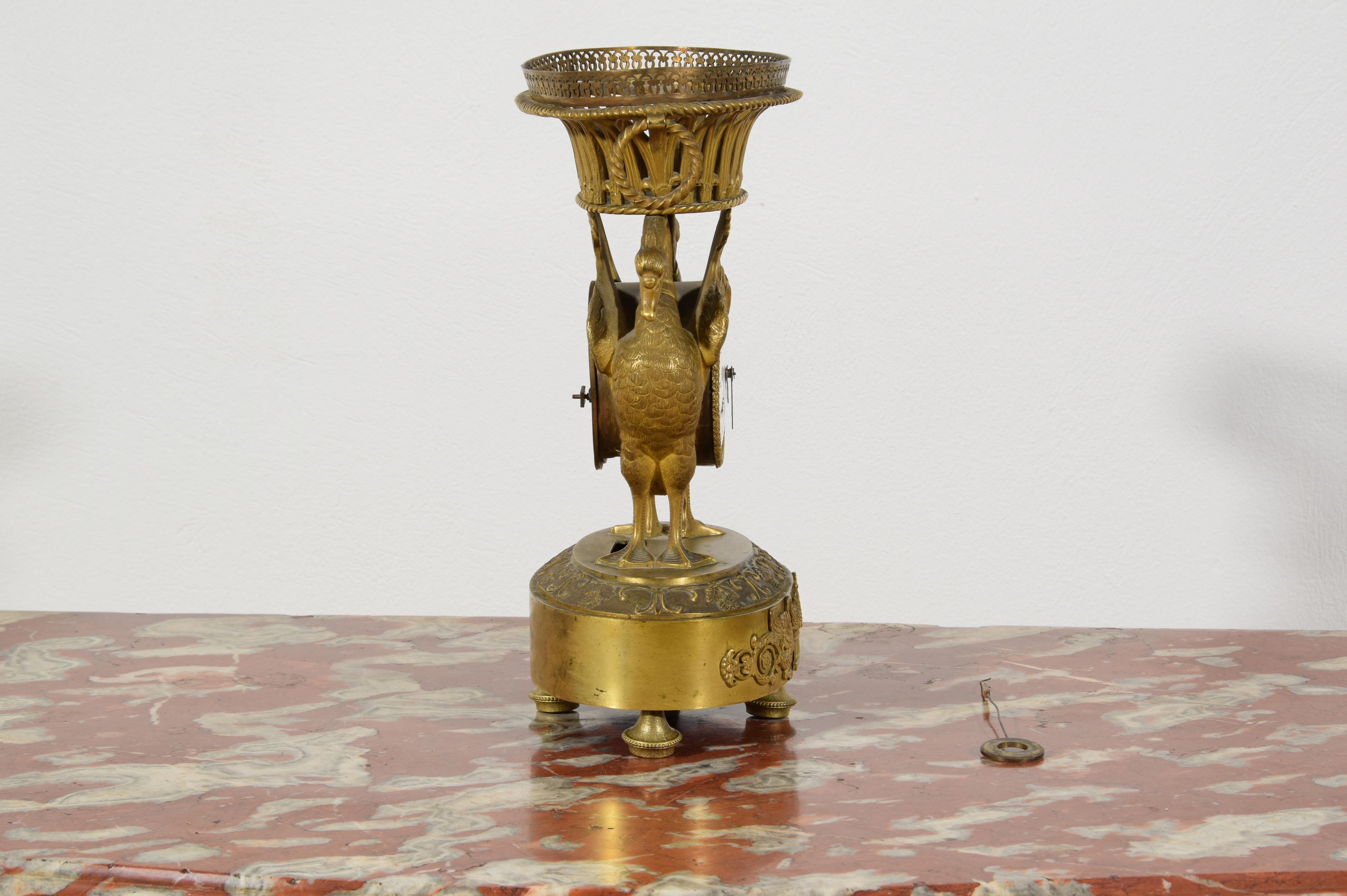 19. Jahrhundert, französische Tischuhr aus ziselierter und vergoldeter Bronze im Angebot 12
