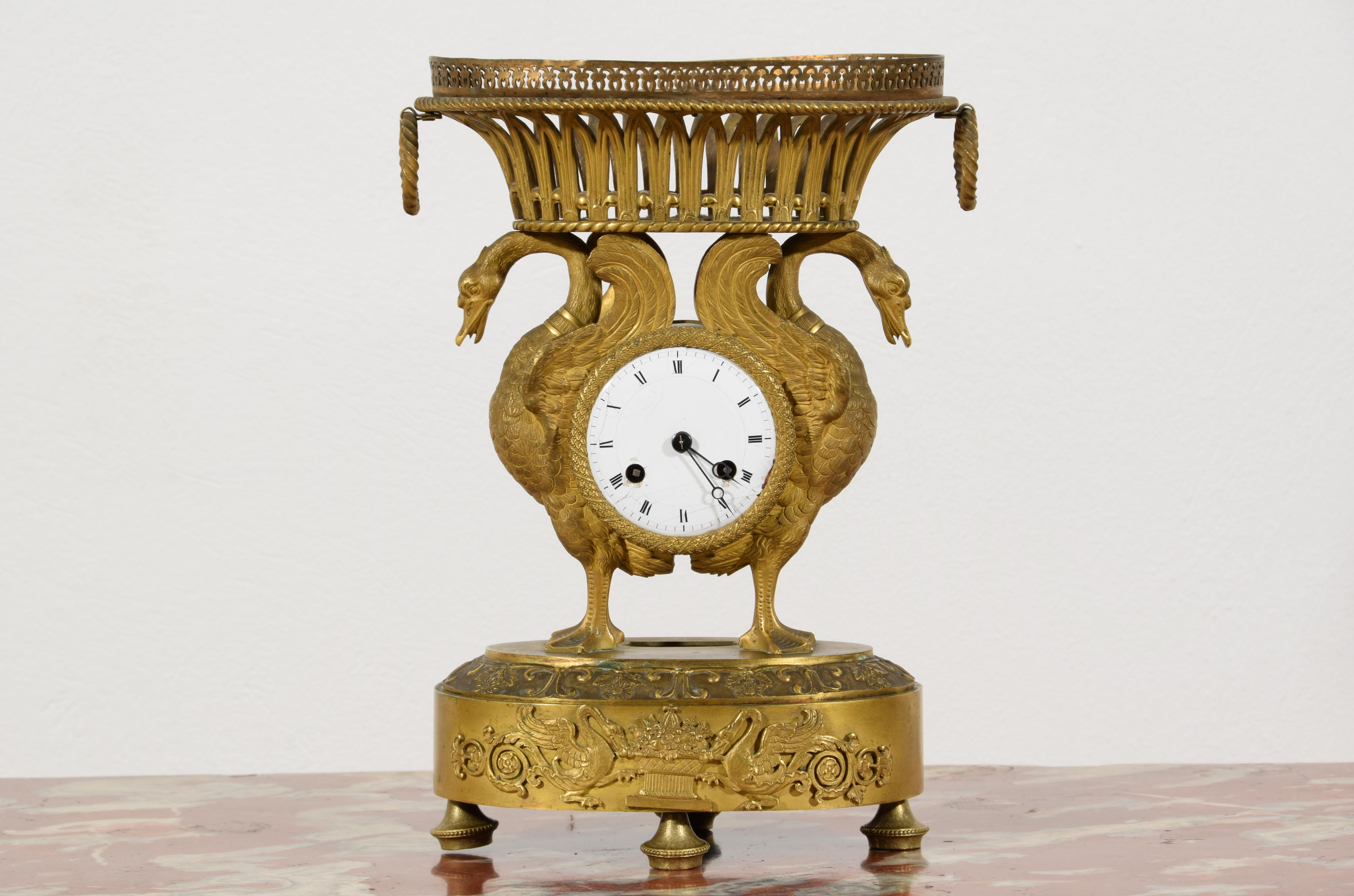 Pendule de table en bronze ciselé et doré, 19e siècle, France

Cette horloge de table a été réalisée en bronze ciselé et doré au début du XIXe siècle en France, à l'époque de l'Empire. La structure en bronze se compose d'une partie centrale, dans