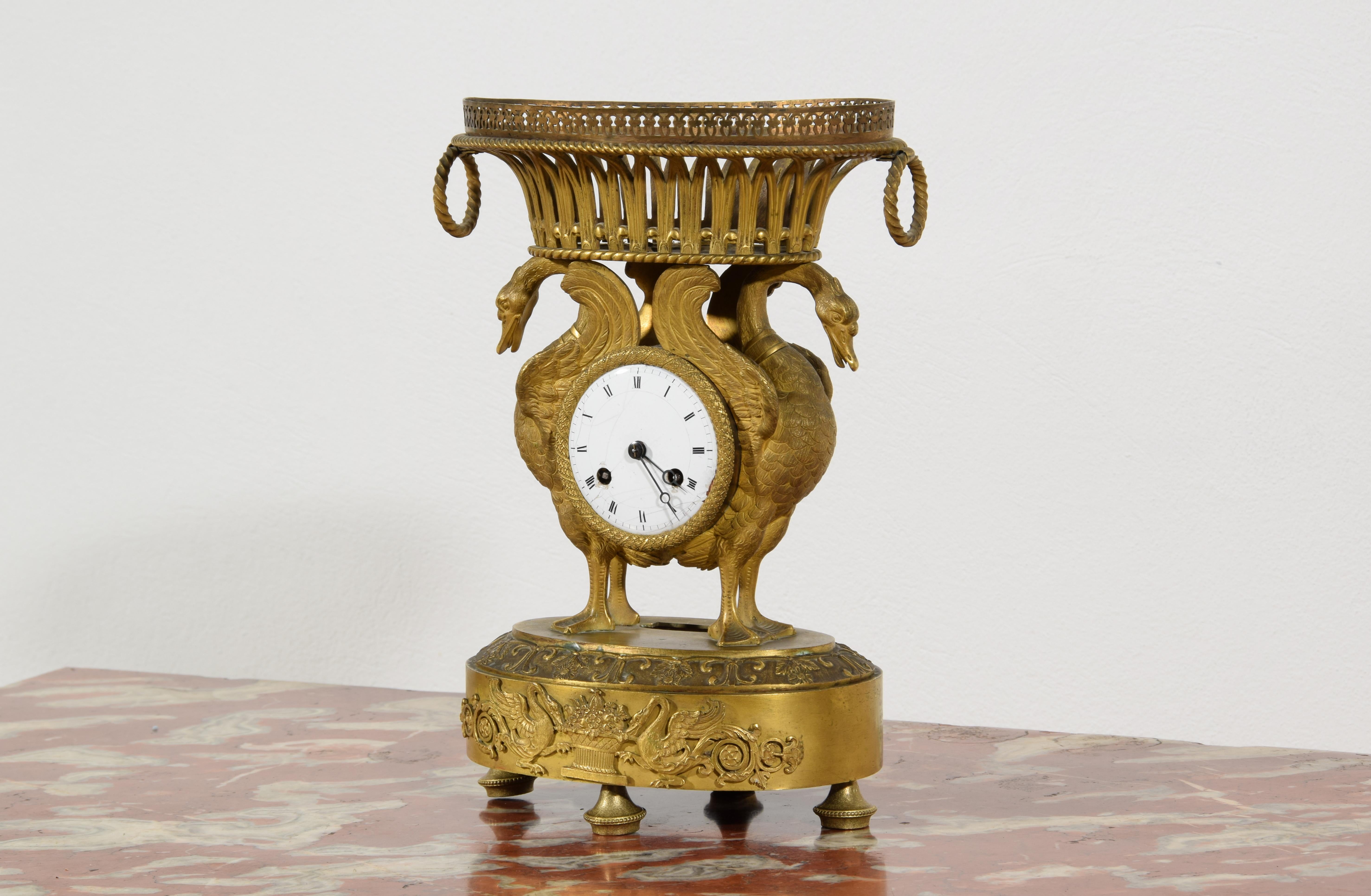 Empire Horloge de table française du 19e siècle en chrome et bronze doré en vente