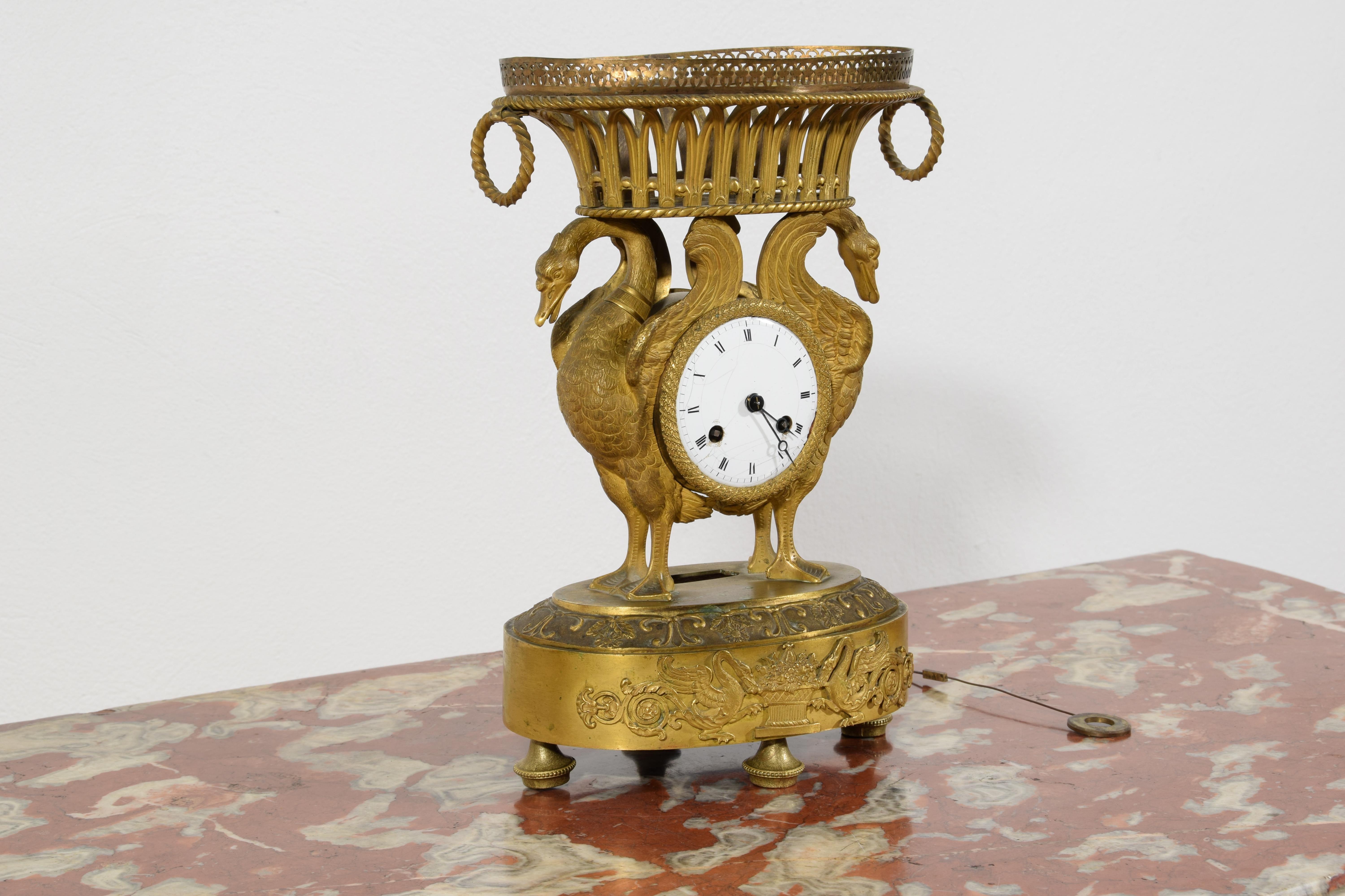 19. Jahrhundert, französische Tischuhr aus ziselierter und vergoldeter Bronze (Französisch) im Angebot