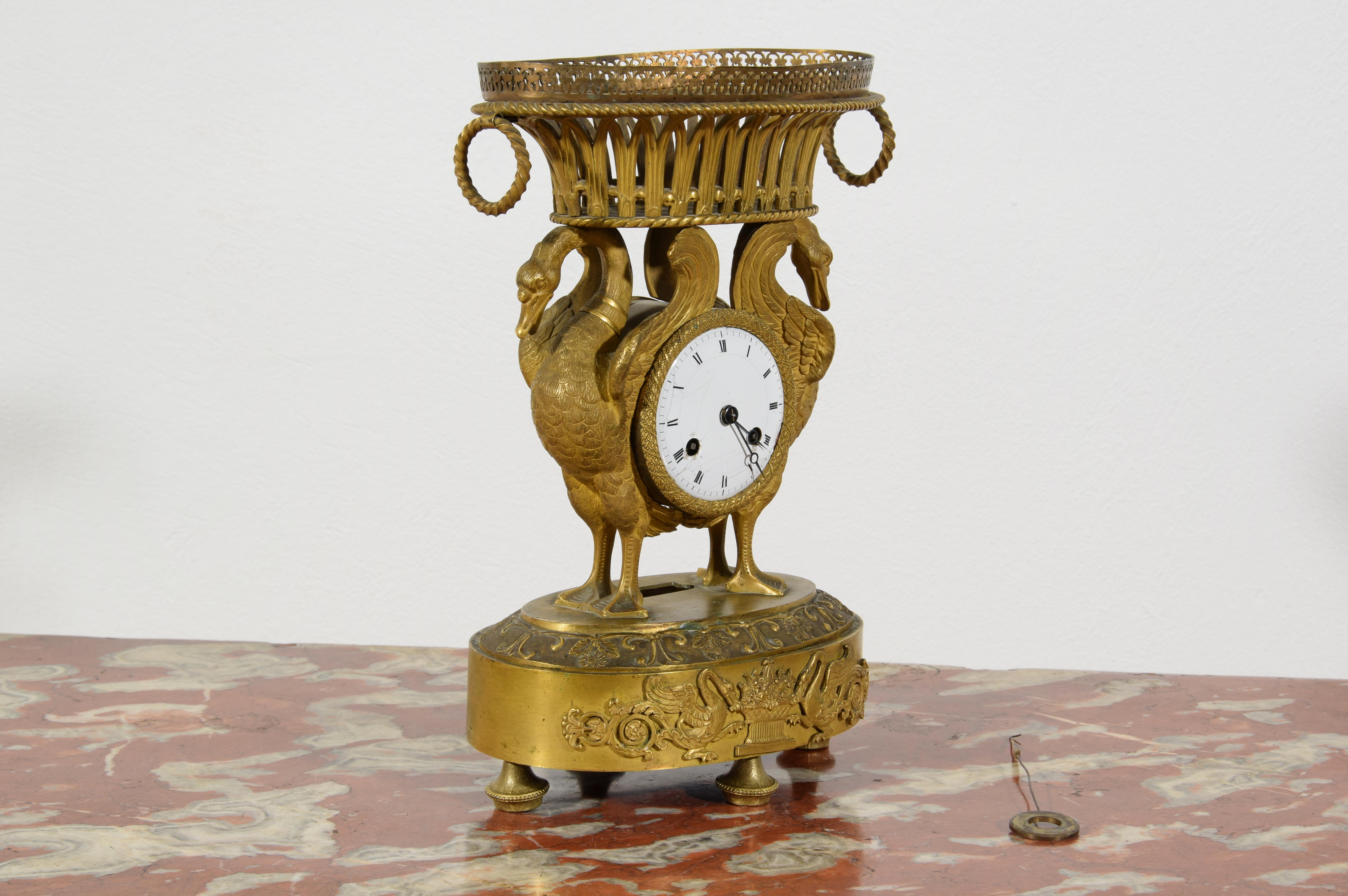 Doré Horloge de table française du 19e siècle en chrome et bronze doré en vente