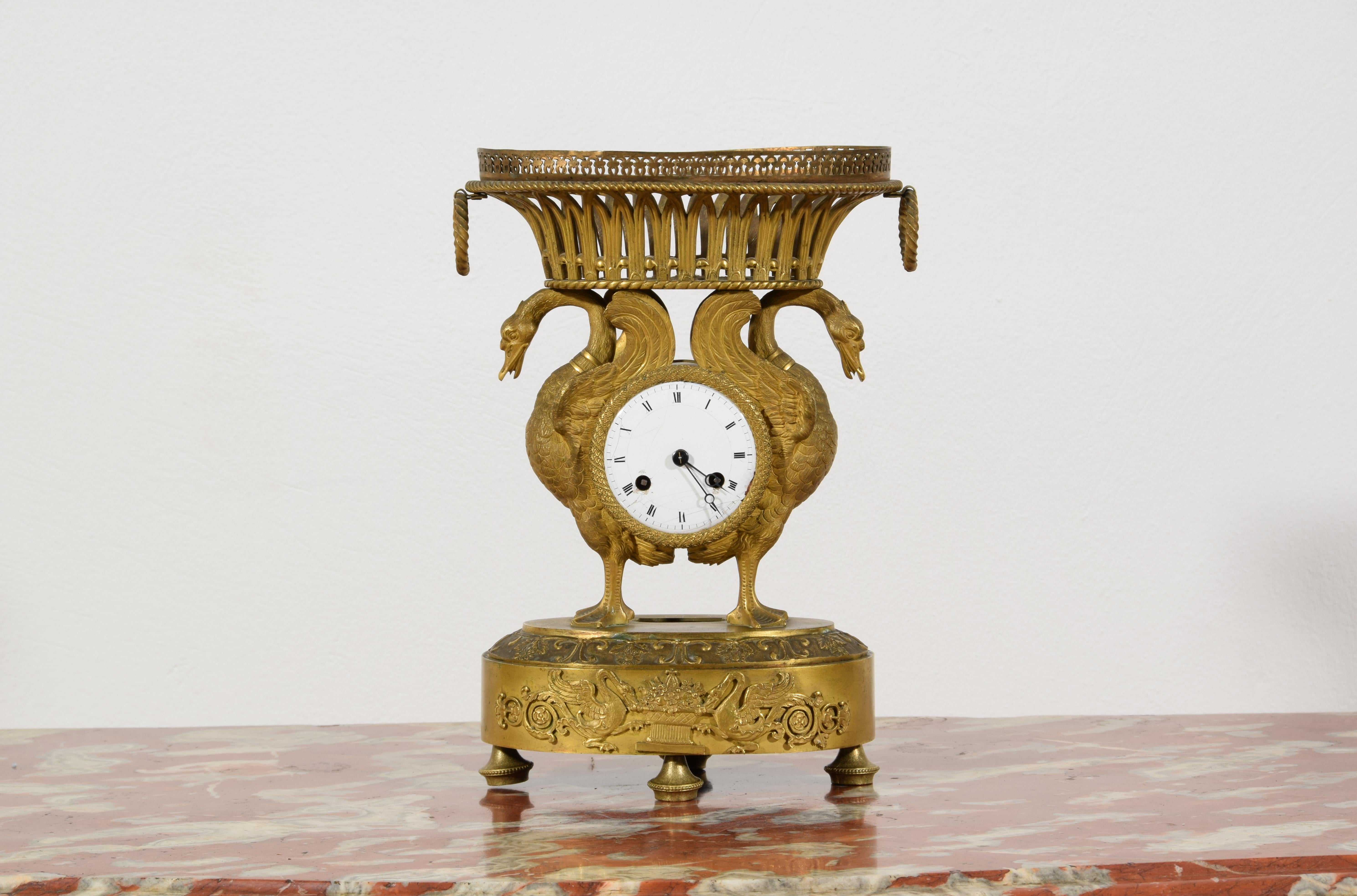 19. Jahrhundert, französische Tischuhr aus ziselierter und vergoldeter Bronze im Angebot 1