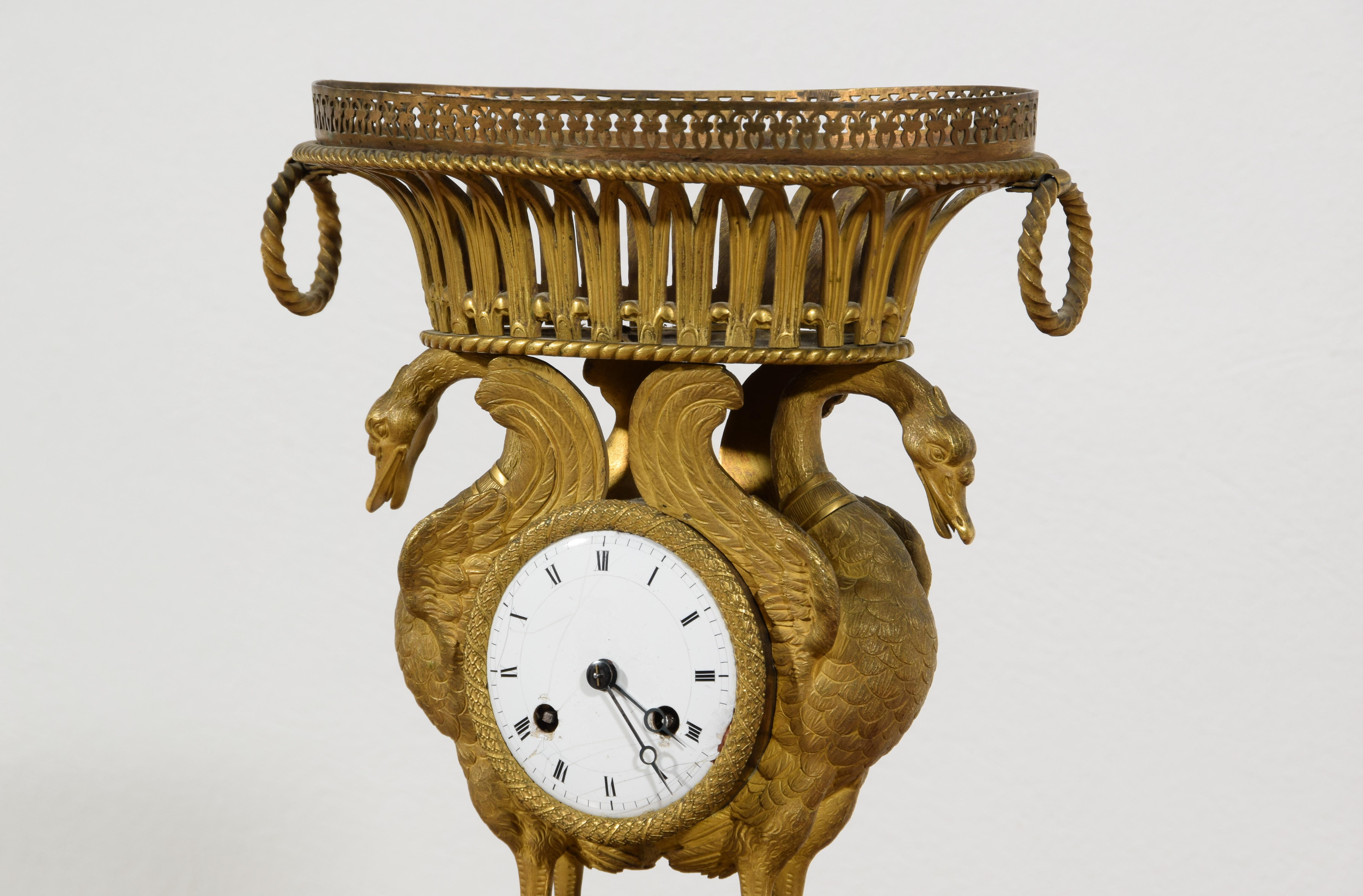 19. Jahrhundert, französische Tischuhr aus ziselierter und vergoldeter Bronze im Angebot 4