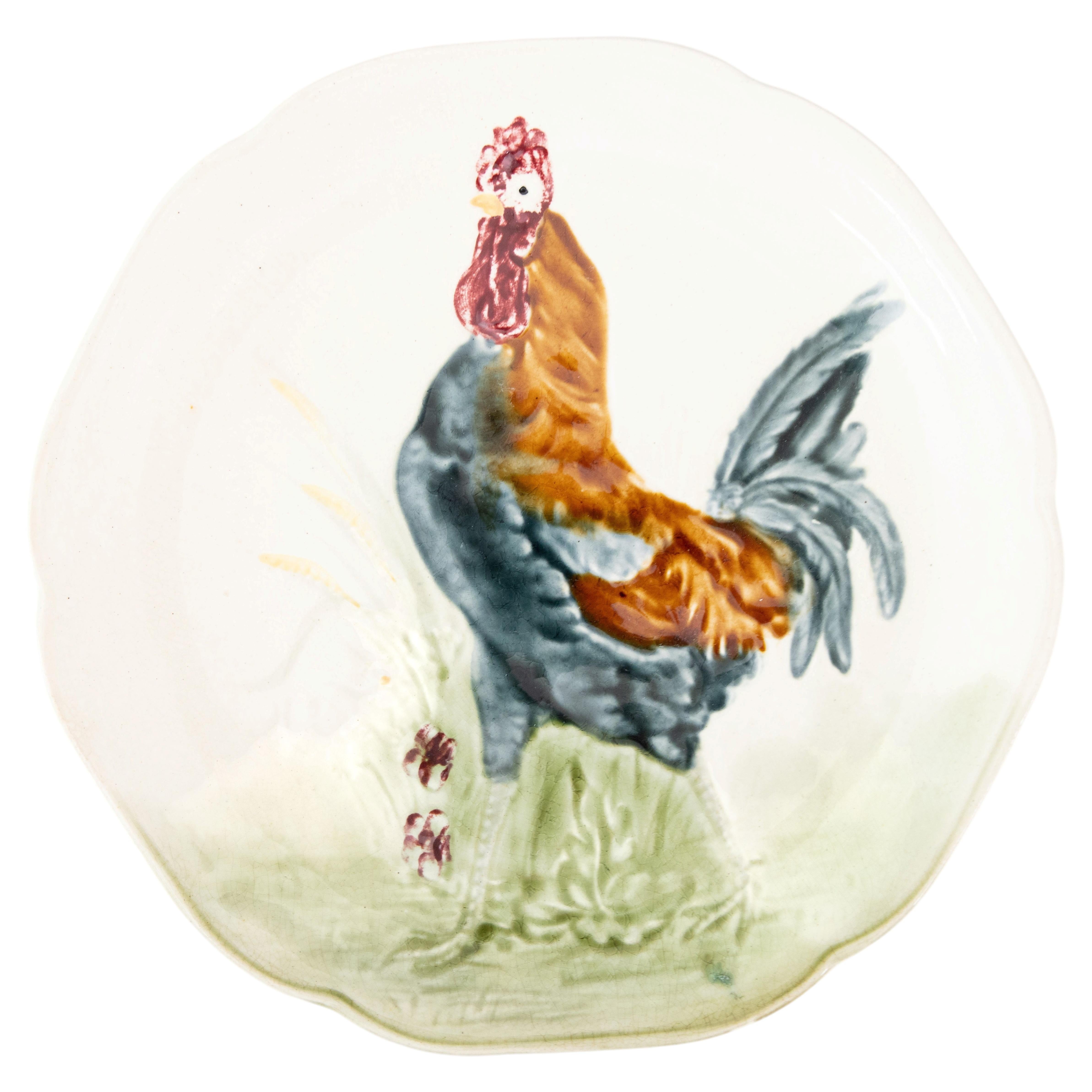 Assiette française du XIXe siècle représentant un coq, en majolique de Choisy-le-Roi