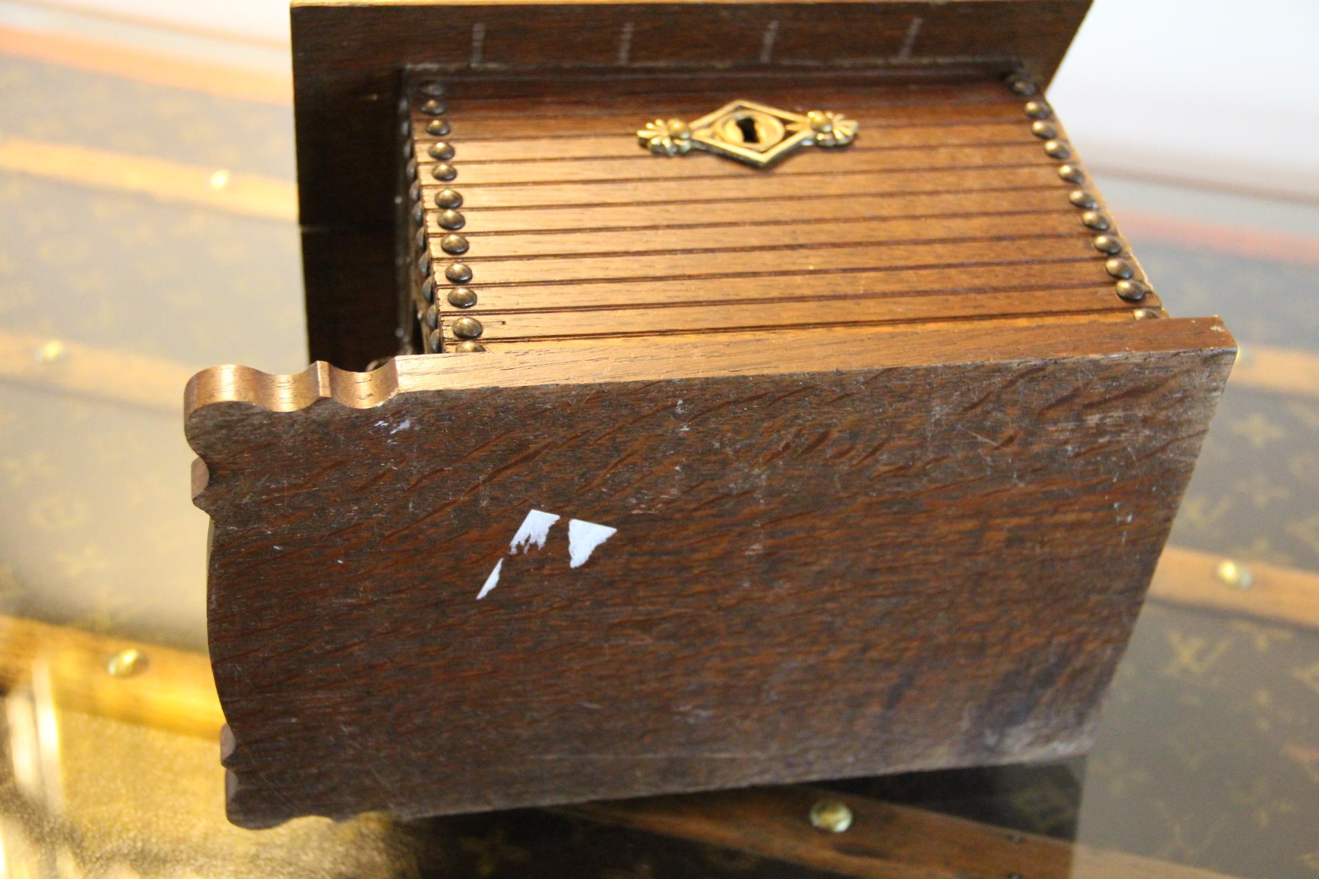 Boîte à cigares française du 19ème siècle avec un chien en bronze dans une niche , Cigar Cave en vente 6