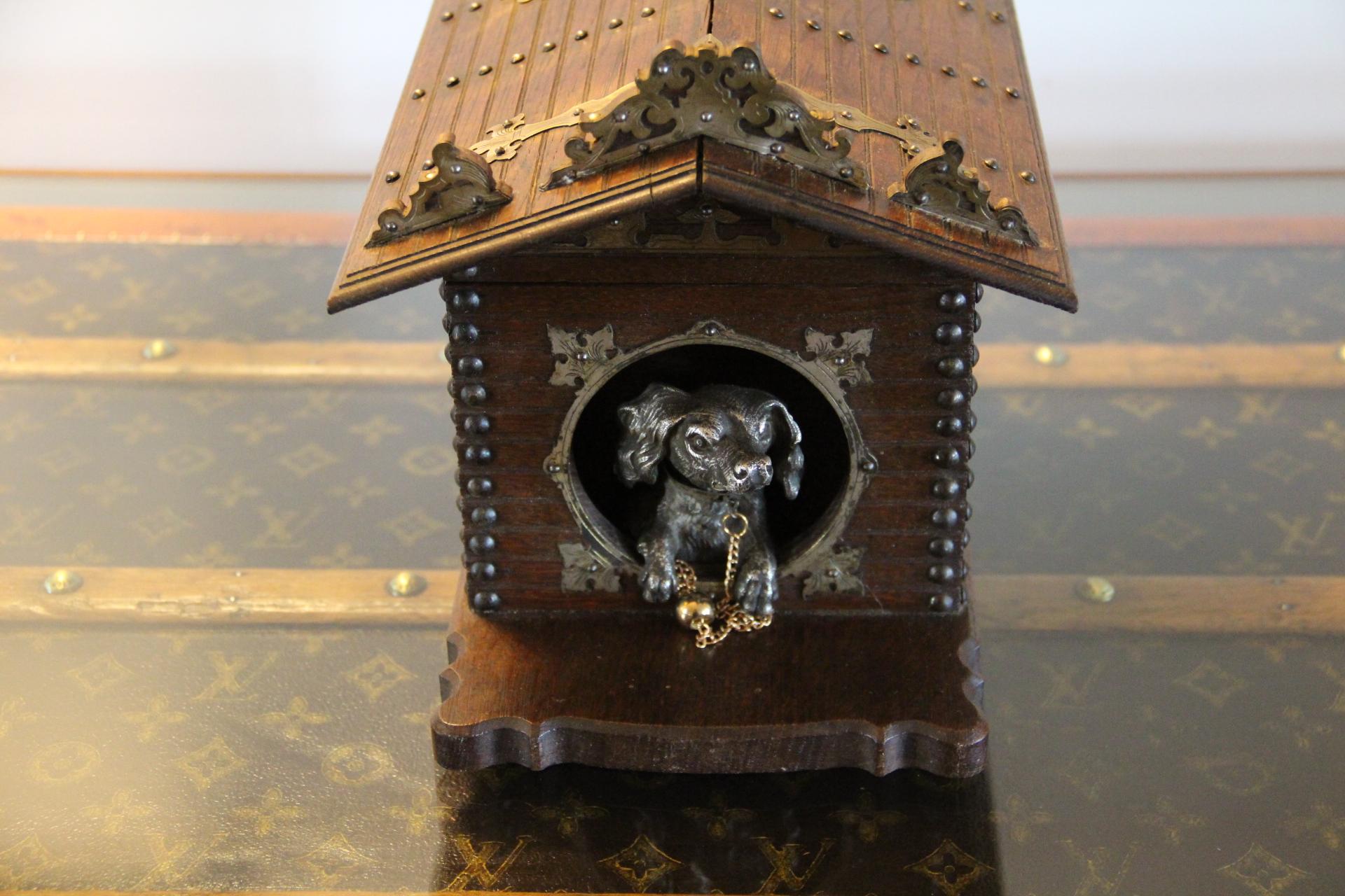Boîte à cigares française du 19ème siècle avec un chien en bronze dans une niche , Cigar Cave Bon état - En vente à Saint-Ouen, FR