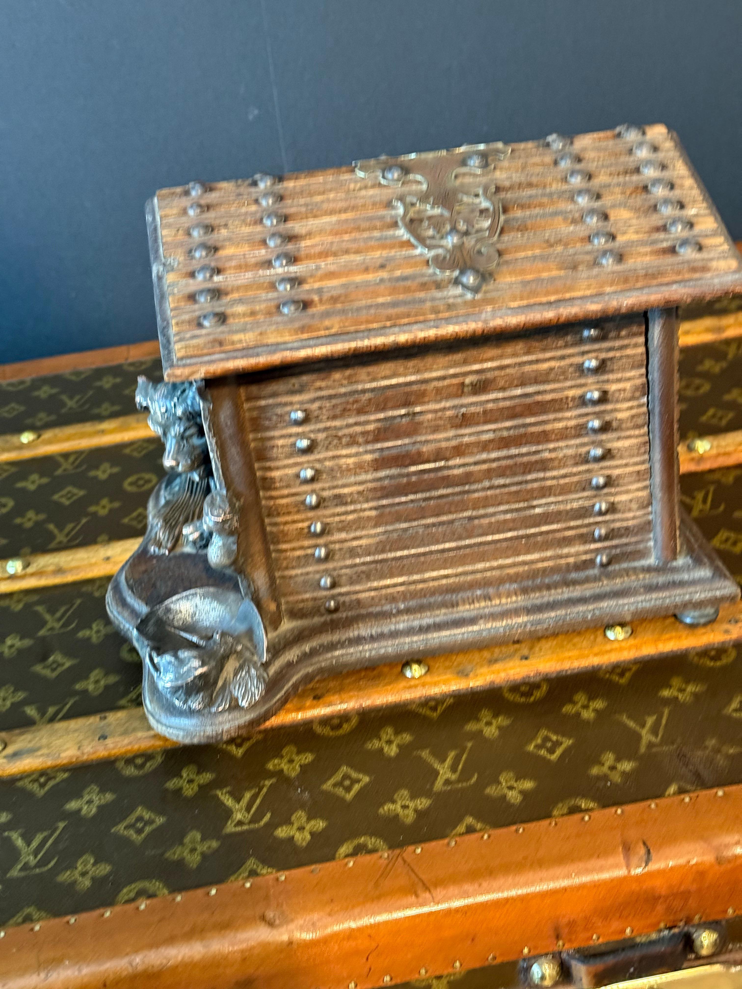 Caja de puros francesa del siglo XIX con un perro de bronce en una perrera , Cueva de puros en Bueno estado para la venta en Saint-Ouen, FR