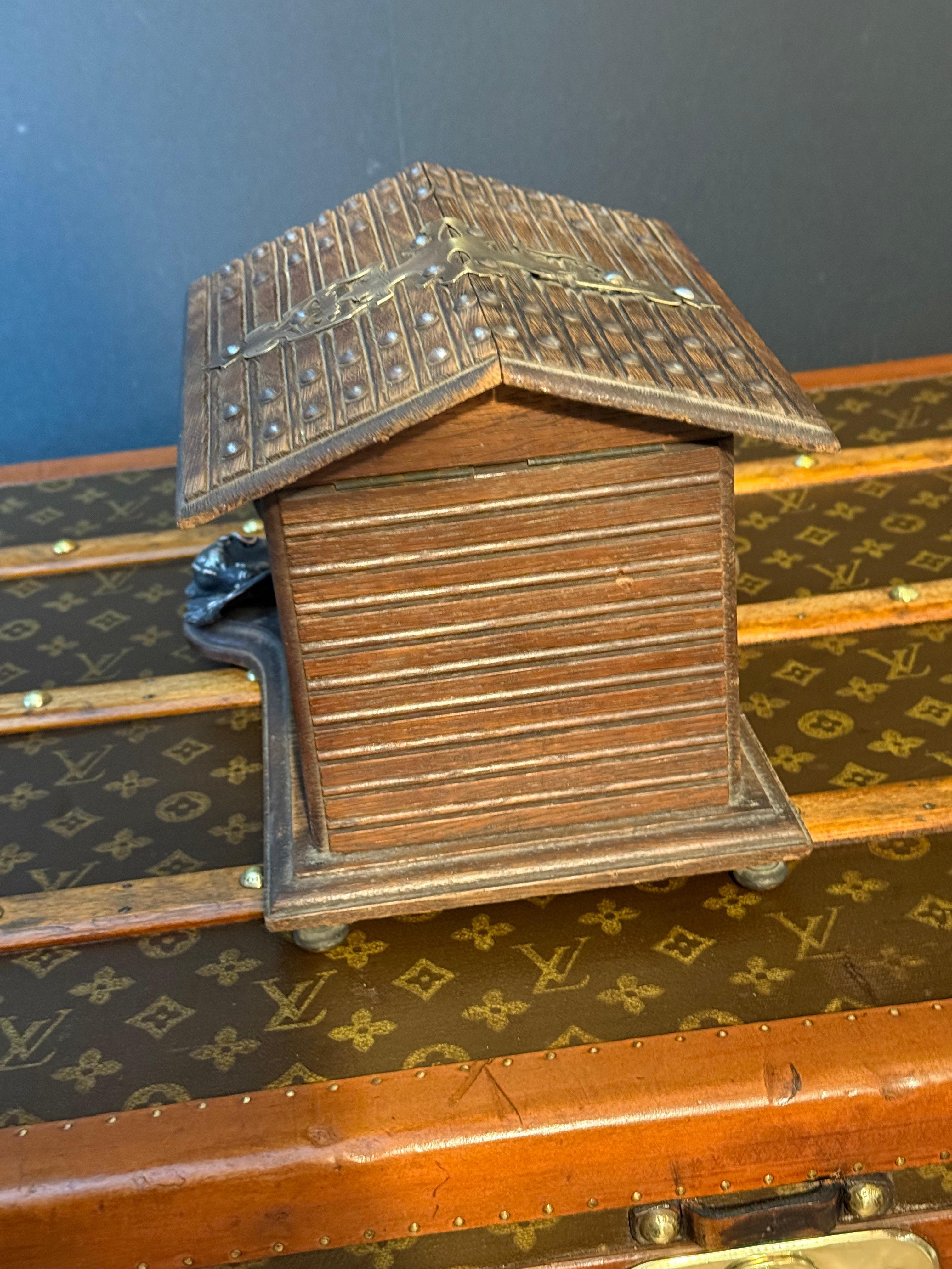 Caja de puros francesa del siglo XIX con un perro de bronce en una perrera , Cueva de puros Bronce en venta