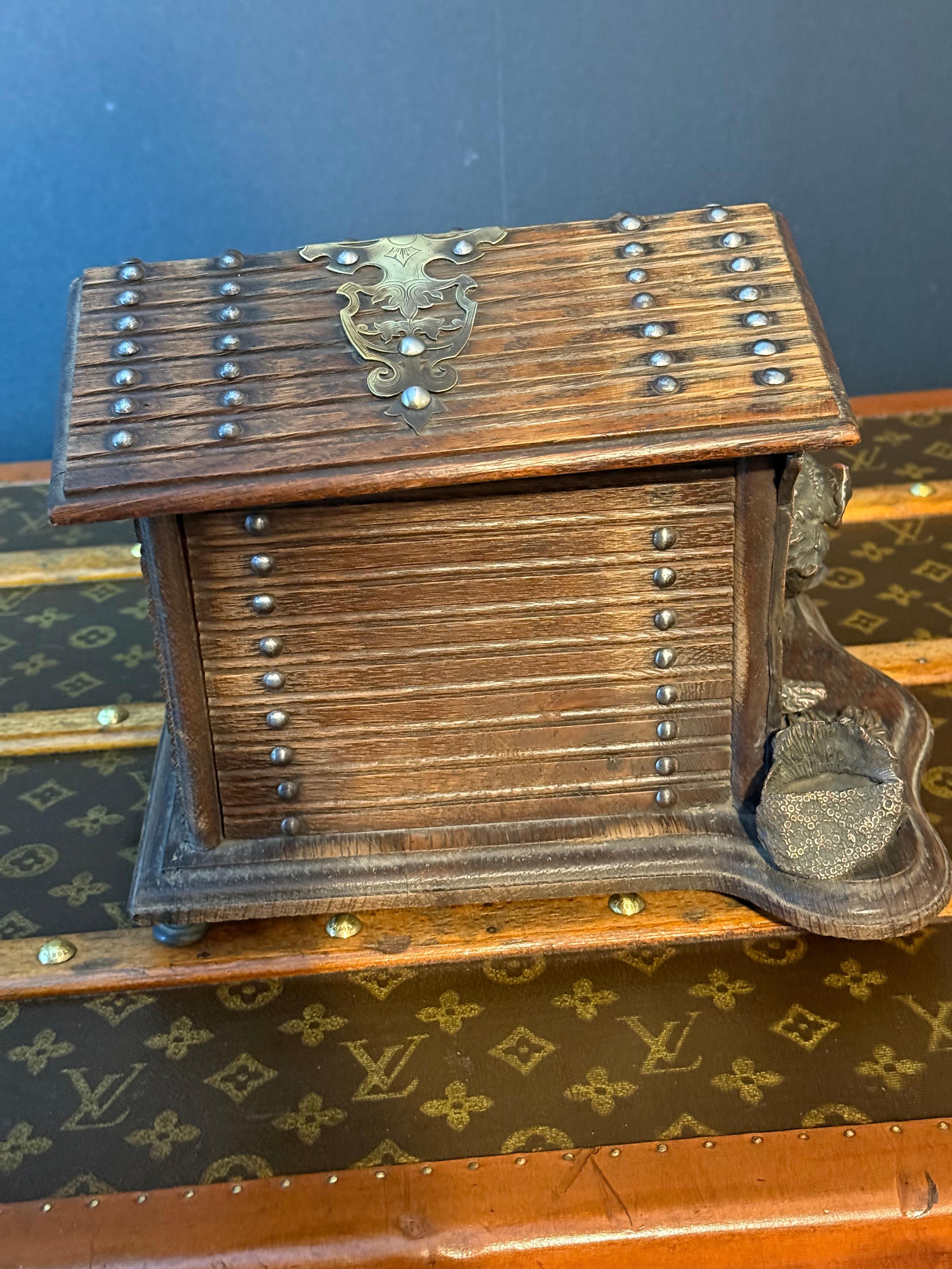 Caja de puros francesa del siglo XIX con un perro de bronce en una perrera , Cueva de puros en venta 1