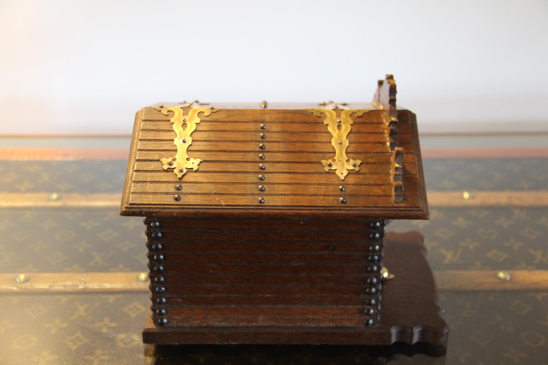Boîte à cigares française du 19ème siècle avec un chien en bronze dans une niche , Cigar Cave en vente 1