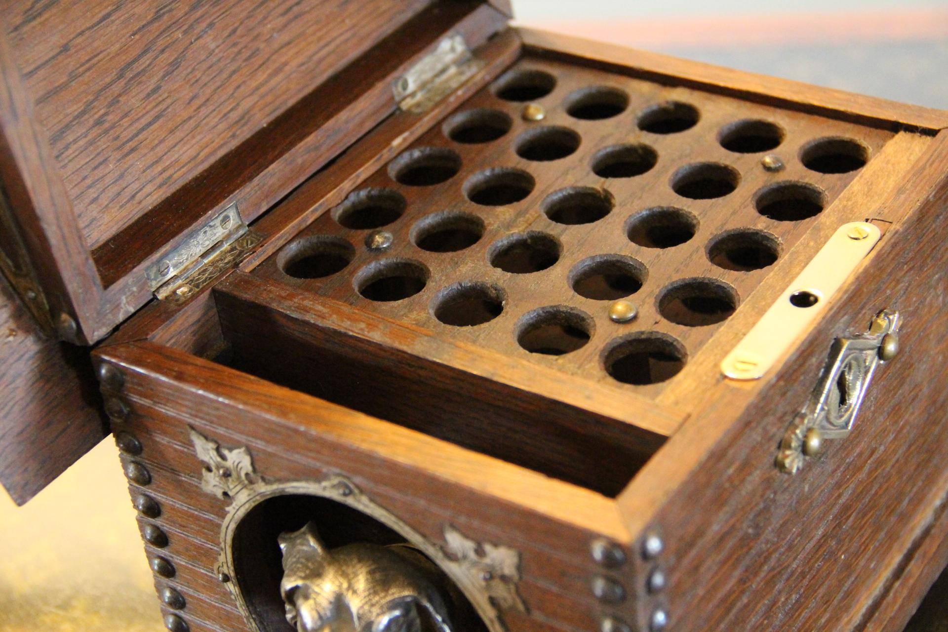 Boîte à cigares française du 19ème siècle avec un chien en bronze dans une niche , Cigar Cave en vente 3