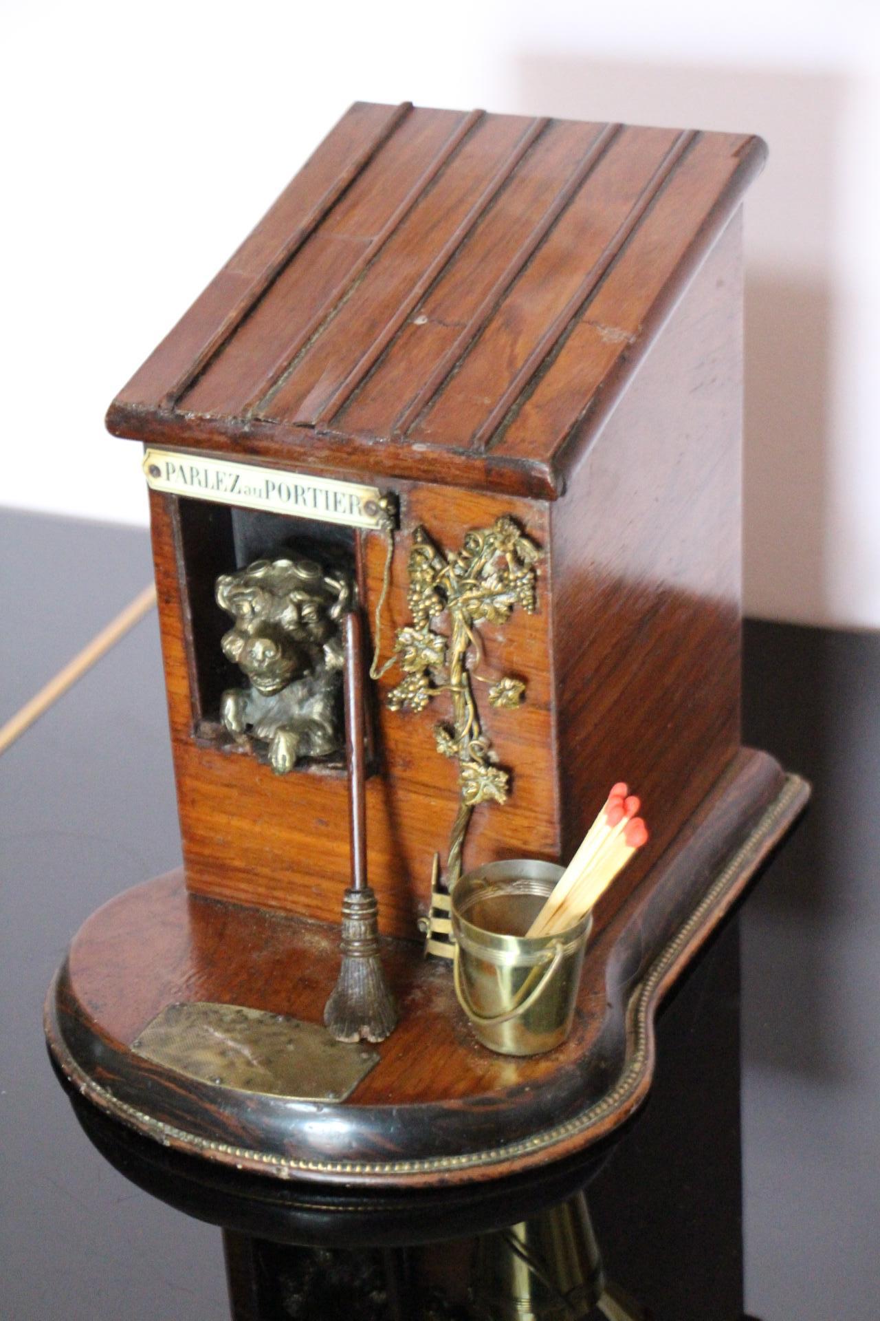 Scatola da sigari francese del XIX secolo con cane in bronzo in una casa per cani in vendita 5