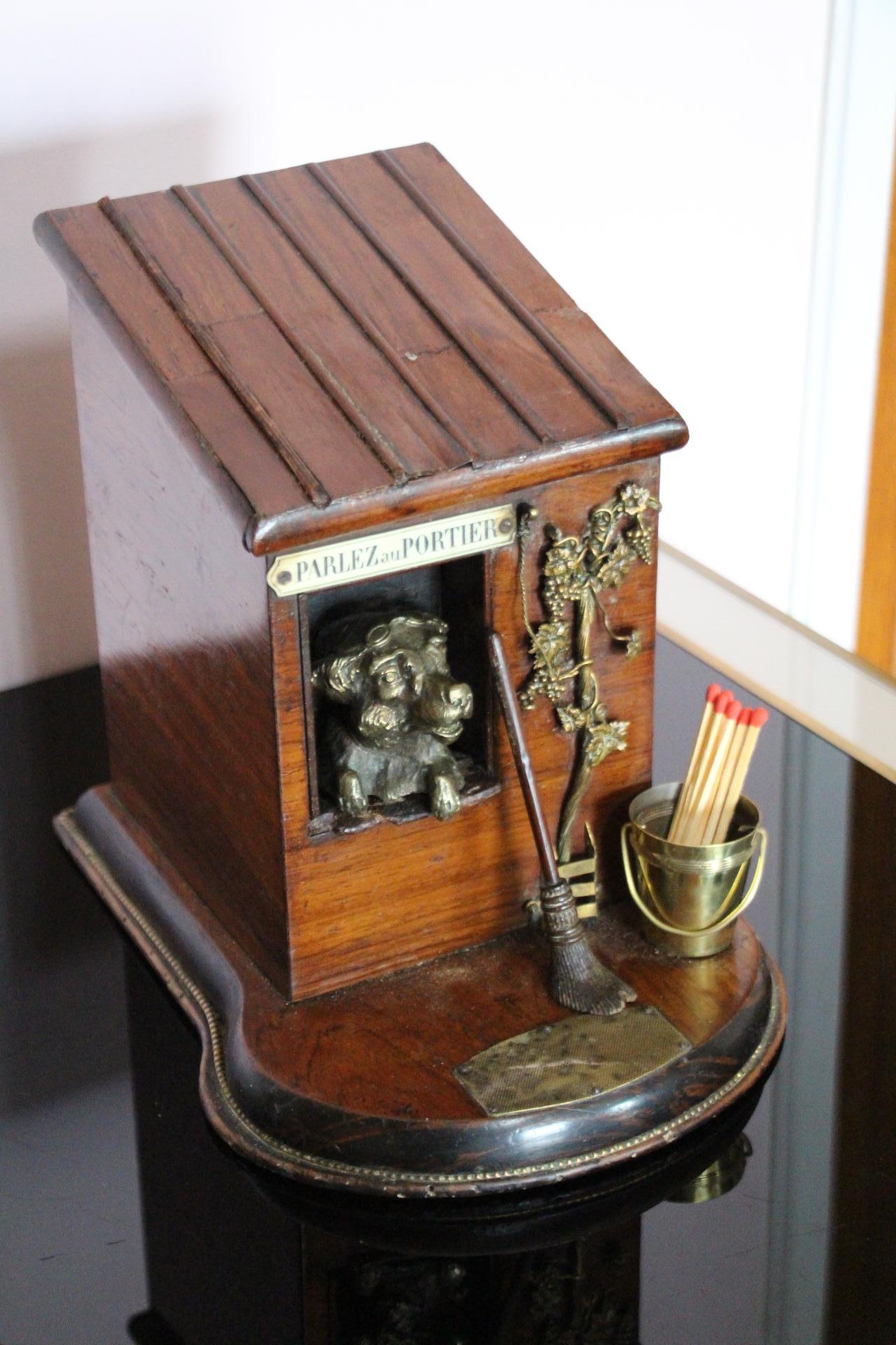 Scatola da sigari francese del XIX secolo con cane in bronzo in una casa per cani in vendita 6
