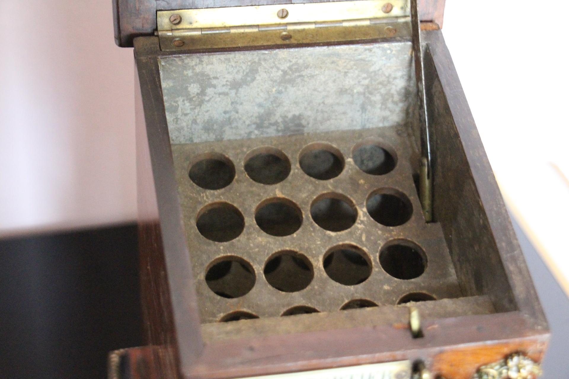 Scatola da sigari francese del XIX secolo con cane in bronzo in una casa per cani in vendita 8