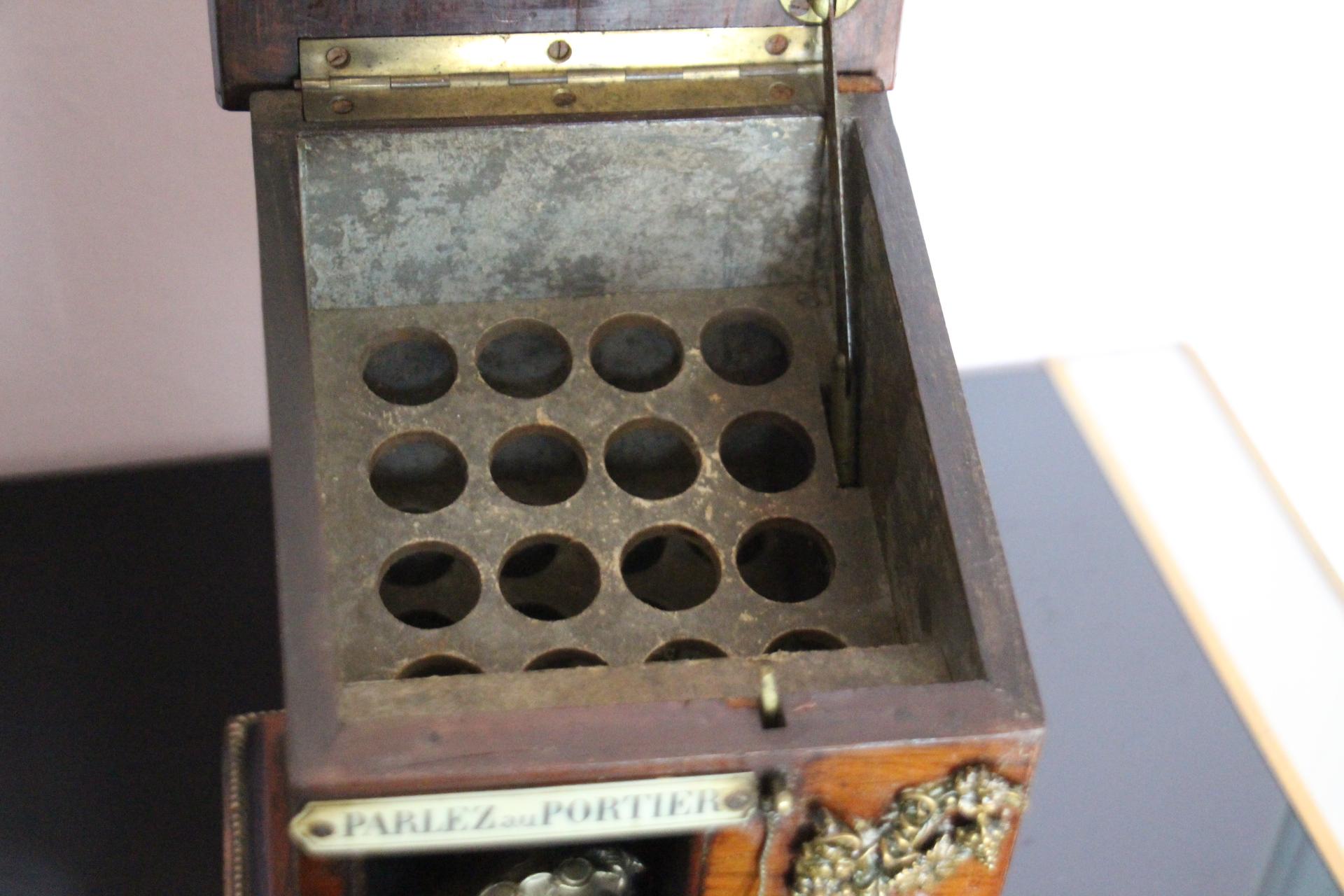 Scatola da sigari francese del XIX secolo con cane in bronzo in una casa per cani in vendita 9