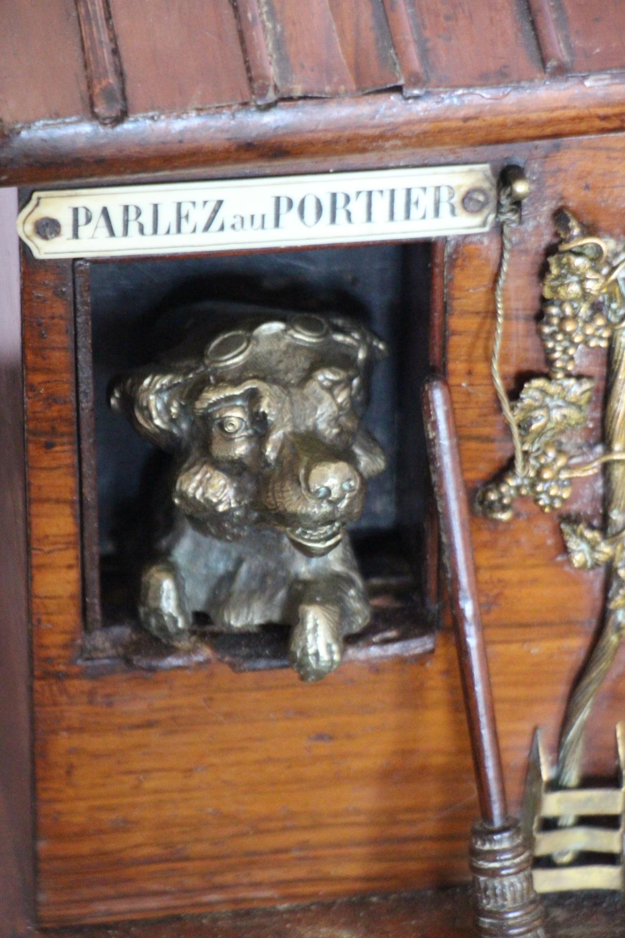 Francese Scatola da sigari francese del XIX secolo con cane in bronzo in una casa per cani in vendita