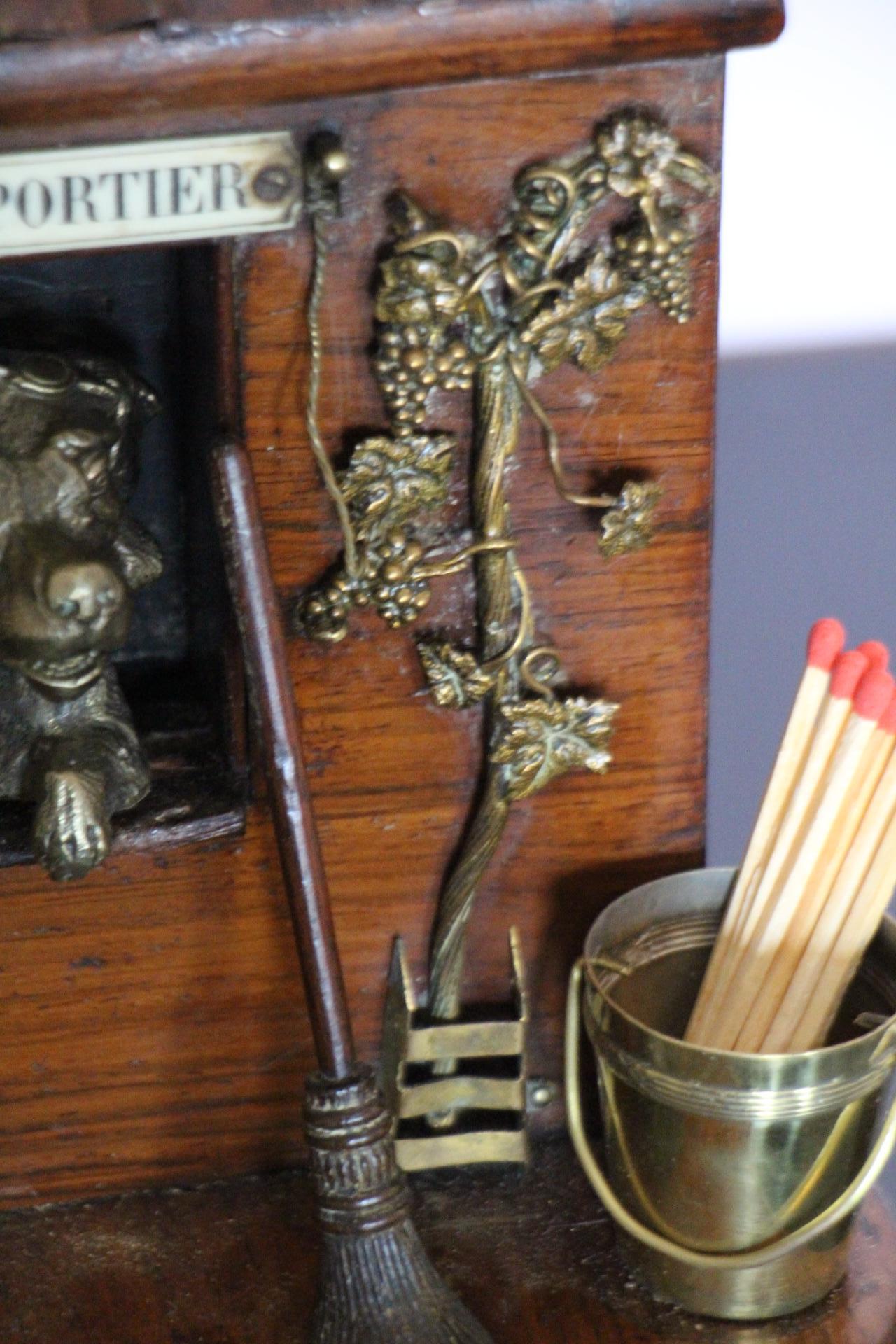 Scatola da sigari francese del XIX secolo con cane in bronzo in una casa per cani In condizioni buone in vendita a Saint-Ouen, FR