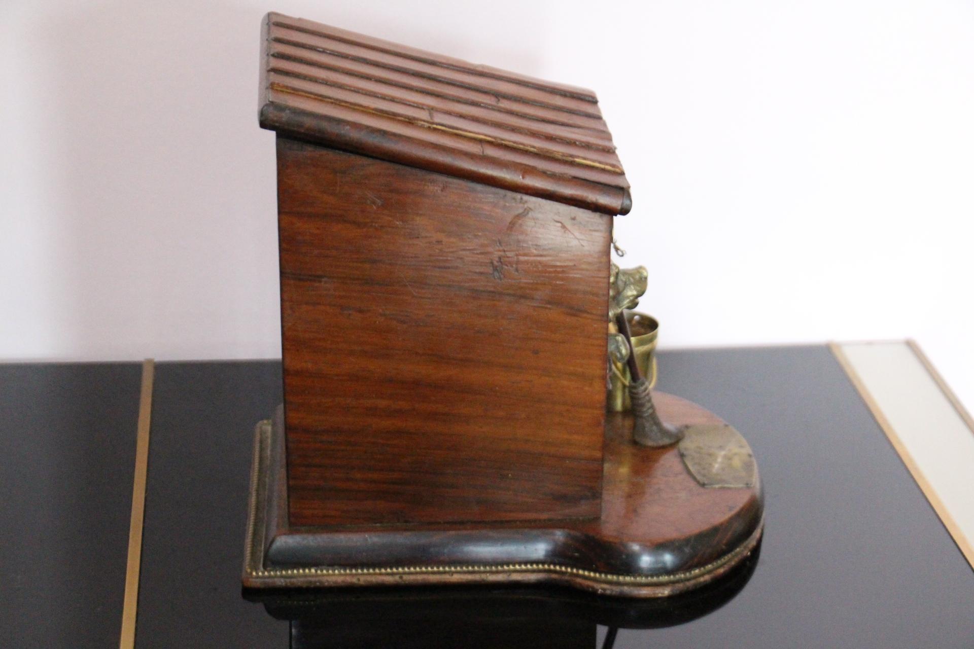 Scatola da sigari francese del XIX secolo con cane in bronzo in una casa per cani in vendita 1