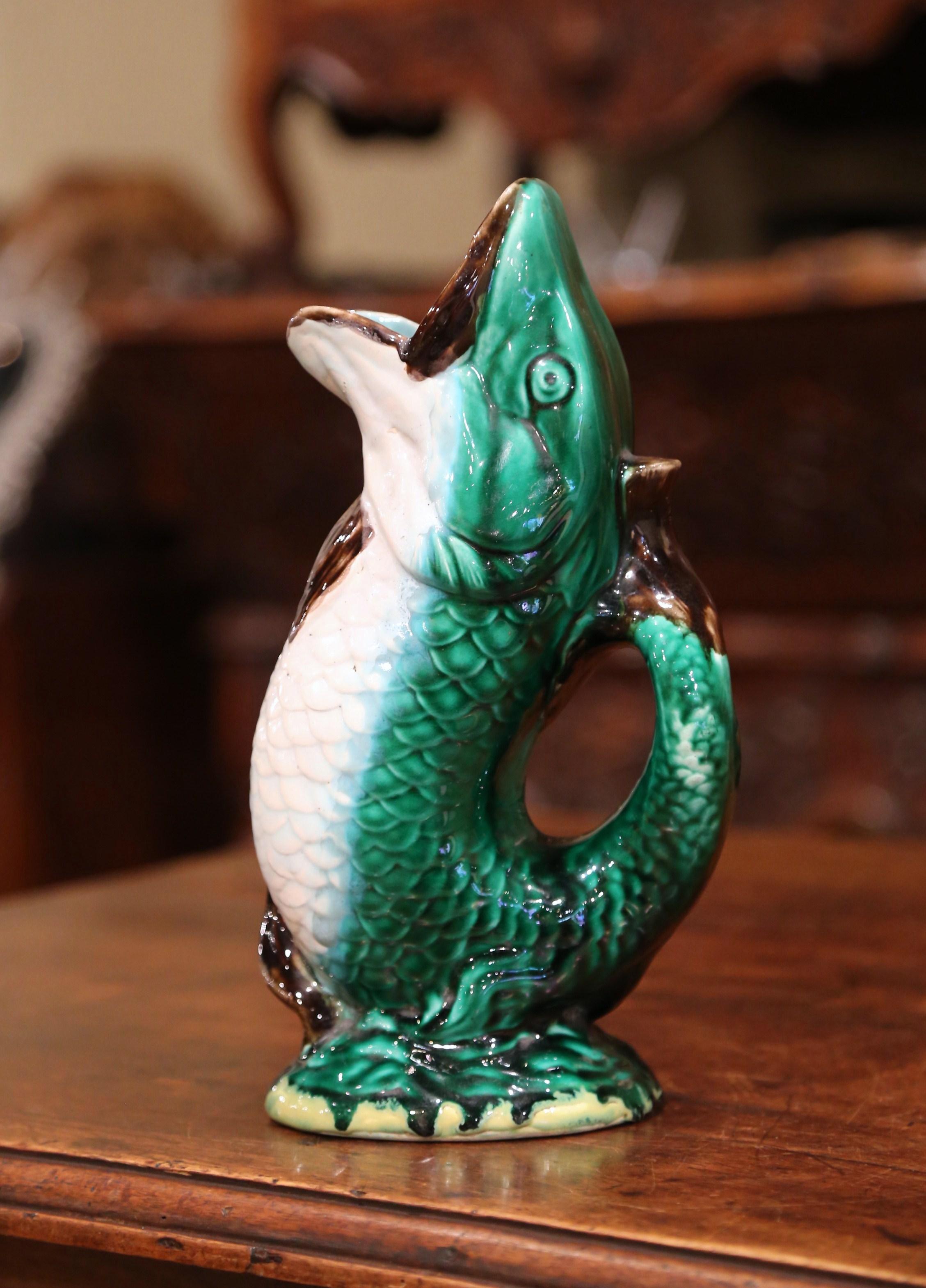 Francese Brocca a forma di pesce Barbotine in ceramica dipinta Clairefontaine del XIX secolo in vendita