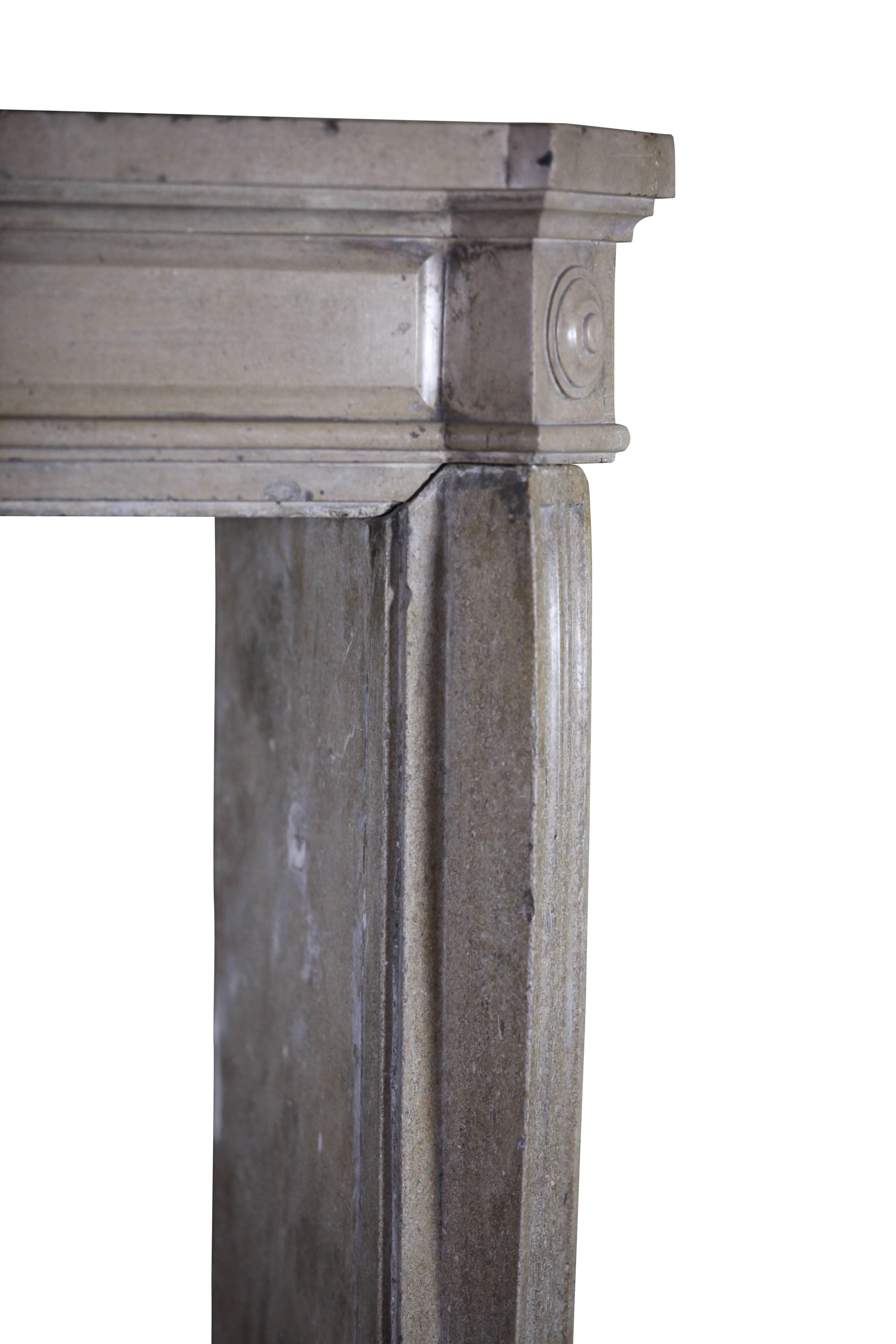 Cornice per caminetto in pietra antica classica francese del XIX secolo in vendita 2