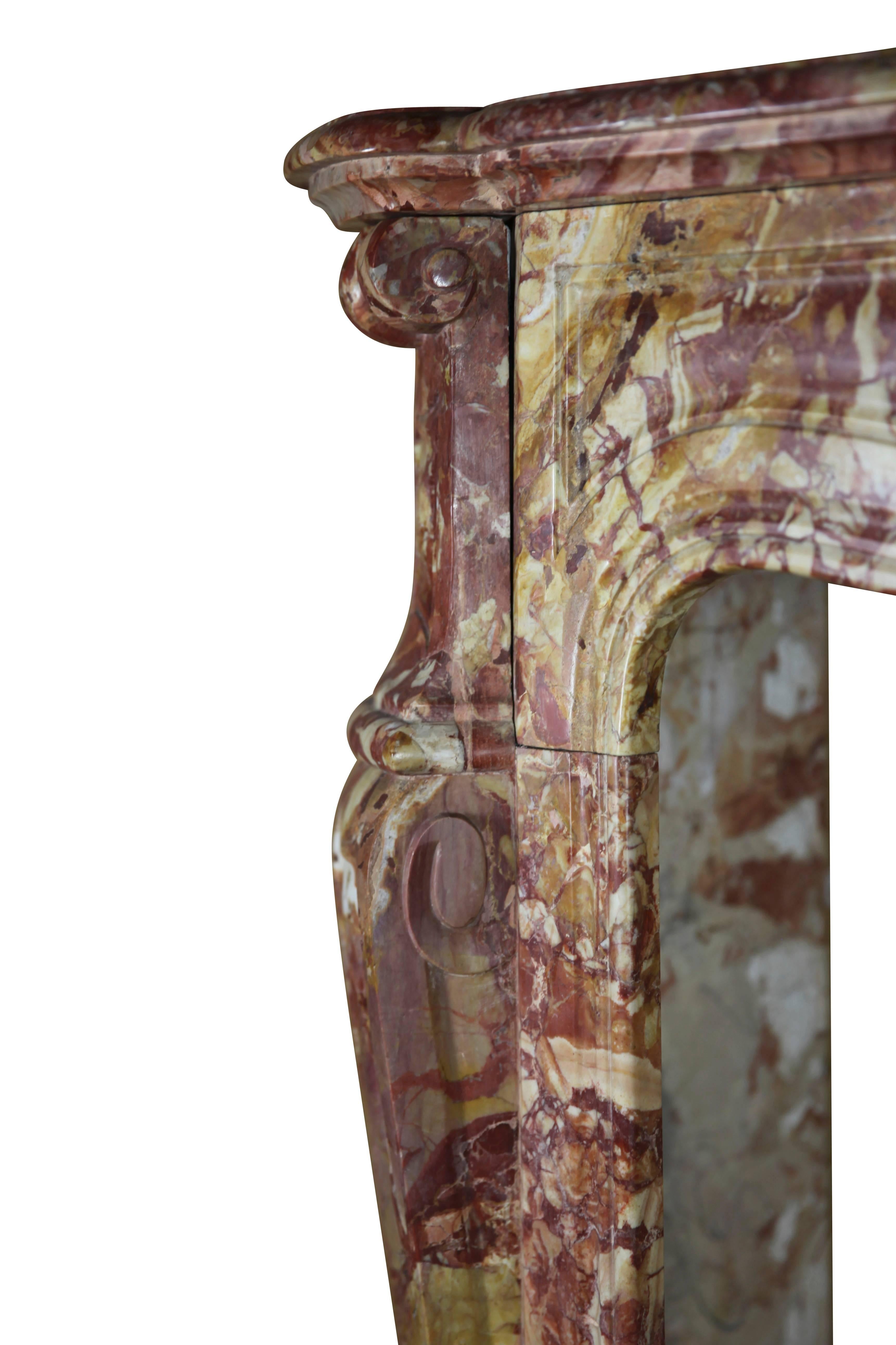 Français Cheminée ancienne en marbre classique français du 19ème siècle dans le style de Pompadour en vente