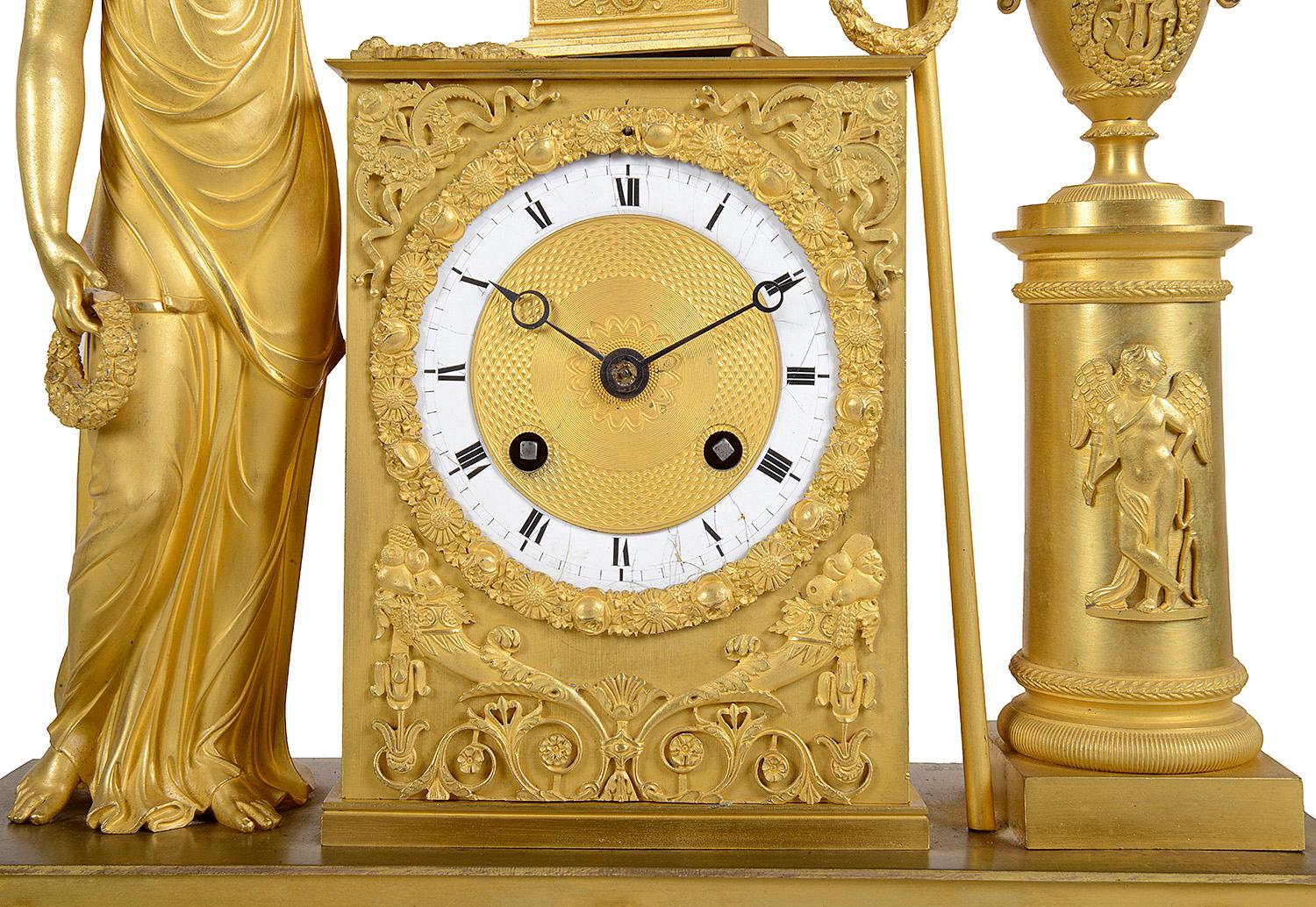 Doré Pendule de cheminée en bronze doré Classic Mantels du 19e siècle en vente