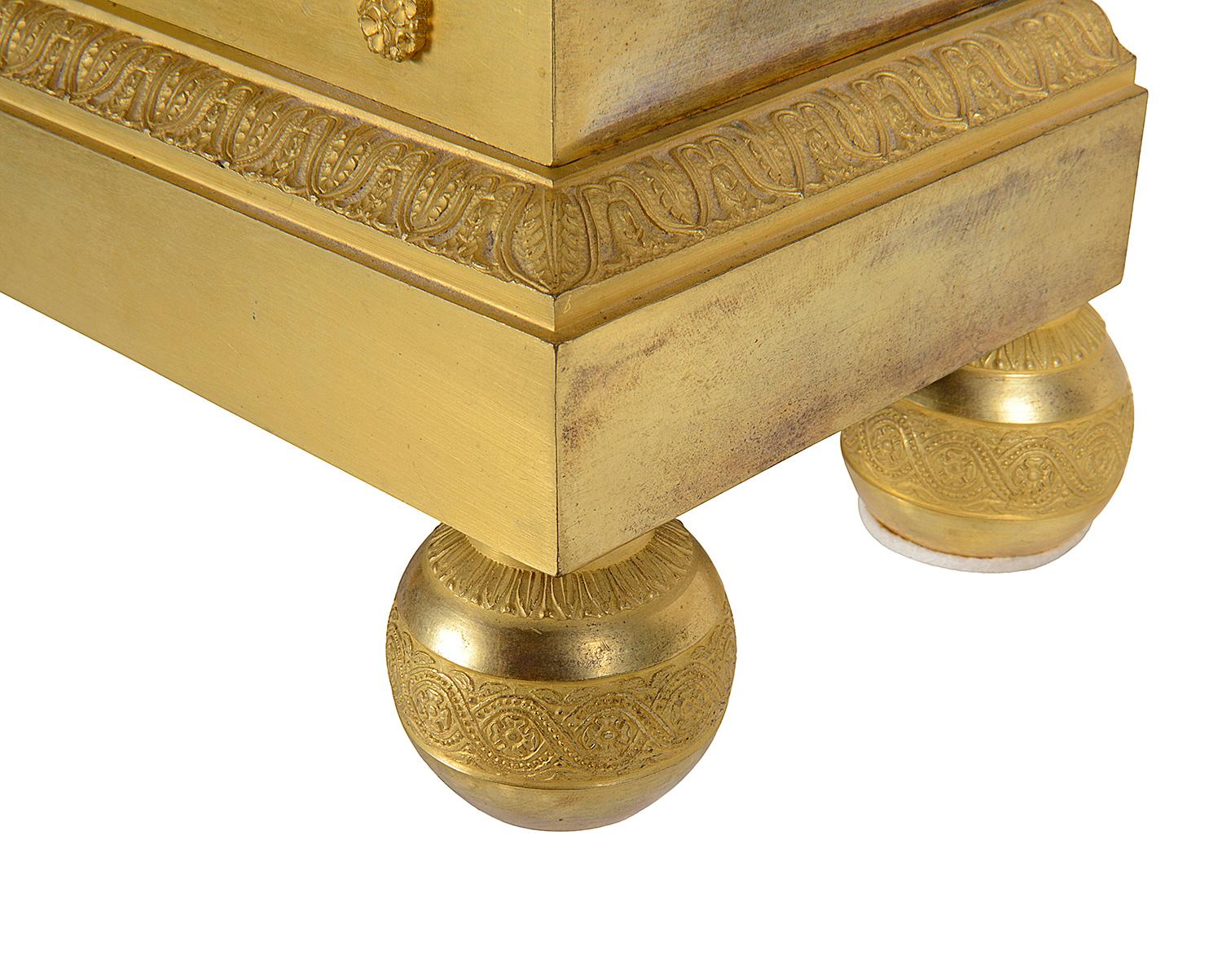 Bronze doré Pendule de cheminée en bronze doré Classic Mantels du 19e siècle en vente