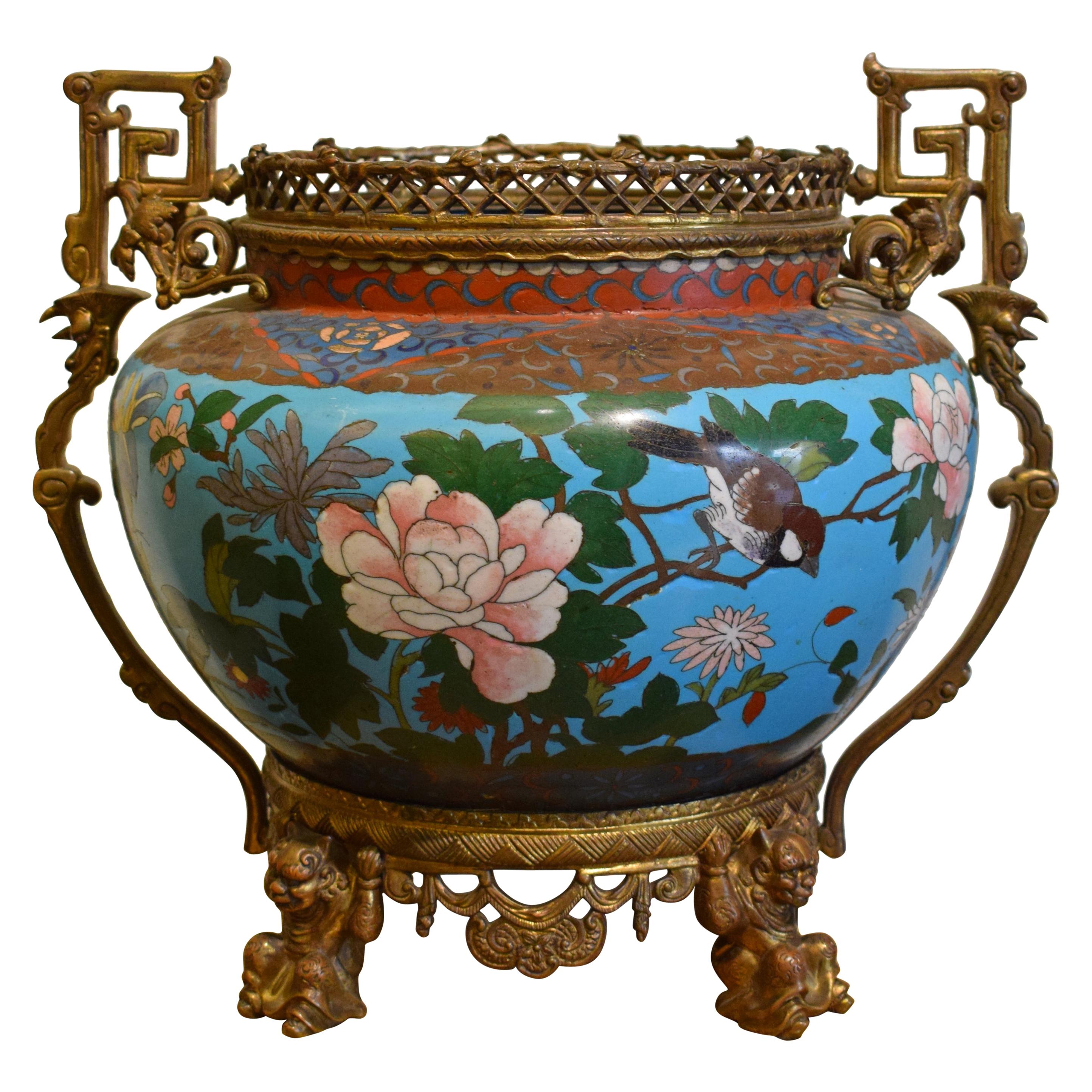 19ème siècle:: Vase cloisonné français sur socle en bronze doré