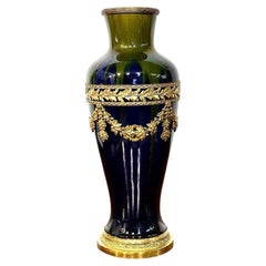 Französische Keramikvase aus dem 19. Jahrhundert in Kobaltblau mit vergoldeten Bronzebeschlägen