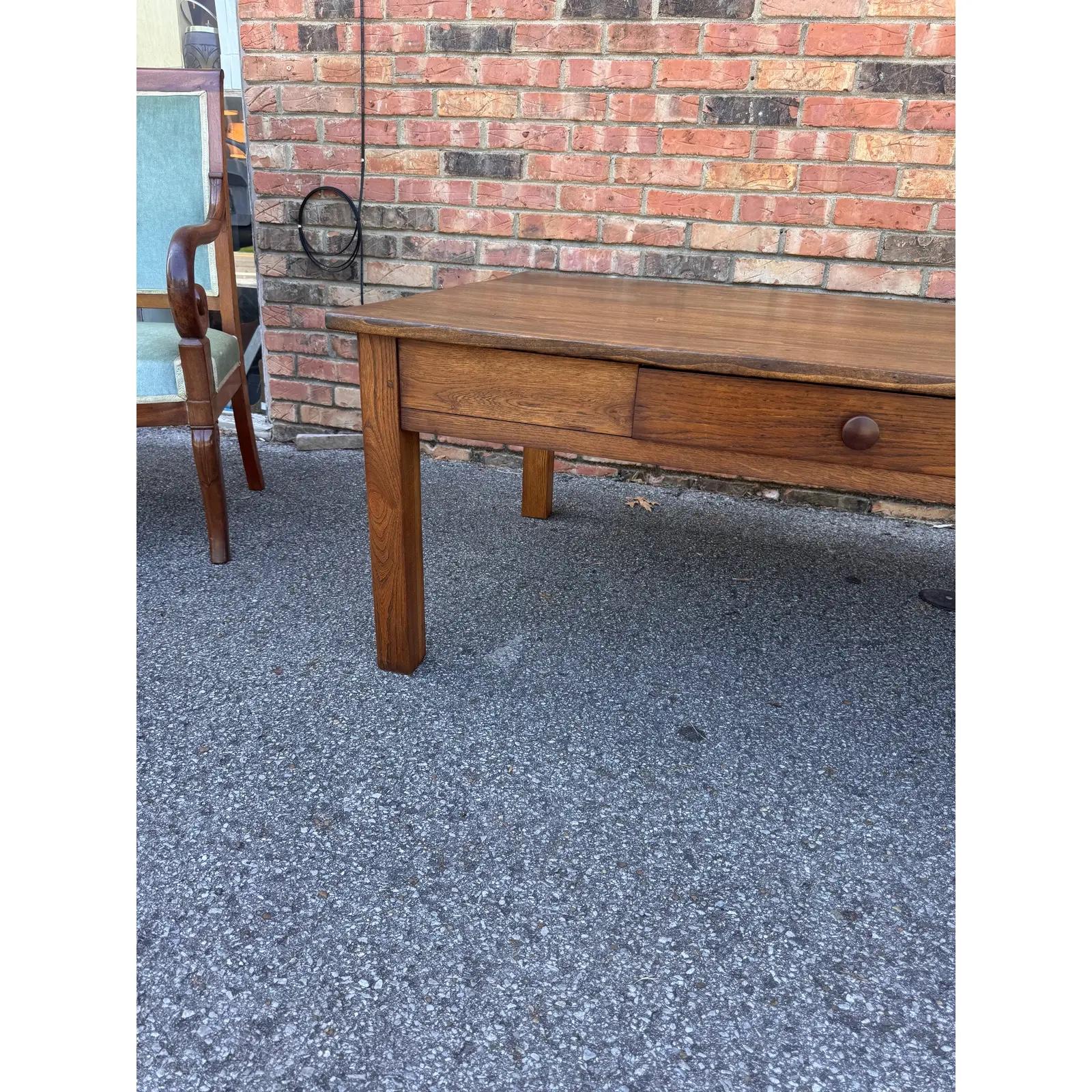 ¡Esta mesa de centro del siglo XIX tiene un carácter y una pátina preciosos! Esta pieza es de estilo rústico francés y descansa sobre 4 patas cónicas. Hay un cajón en la parte delantera de la mesa que le da un encanto adorable. ¡Sería perfecto para