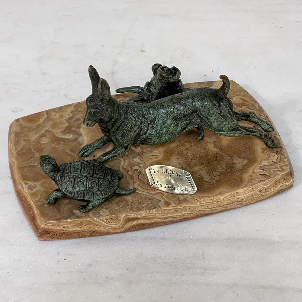 Bronzo francese del XIX secolo dipinto a freddo su onice ~ tartaruga e lepre è un'affascinante rappresentazione della classica favola di Esopo del coniglio veloce che corre contro la lenta ma determinata tartaruga. Il messaggio della storia è che la
