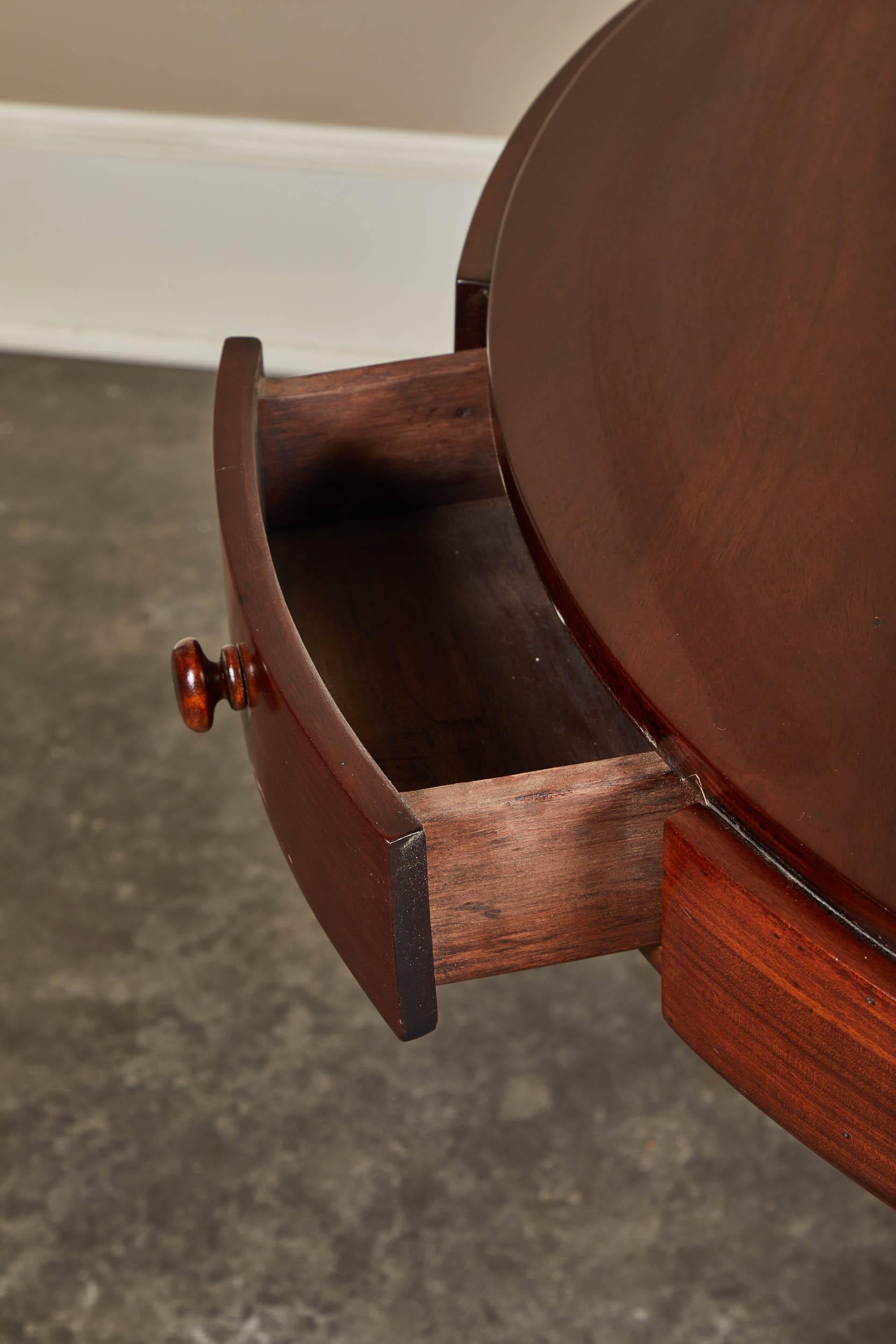 Table à tambour à cinq tiroirs de style colonial français du XIXe siècle en vente 4