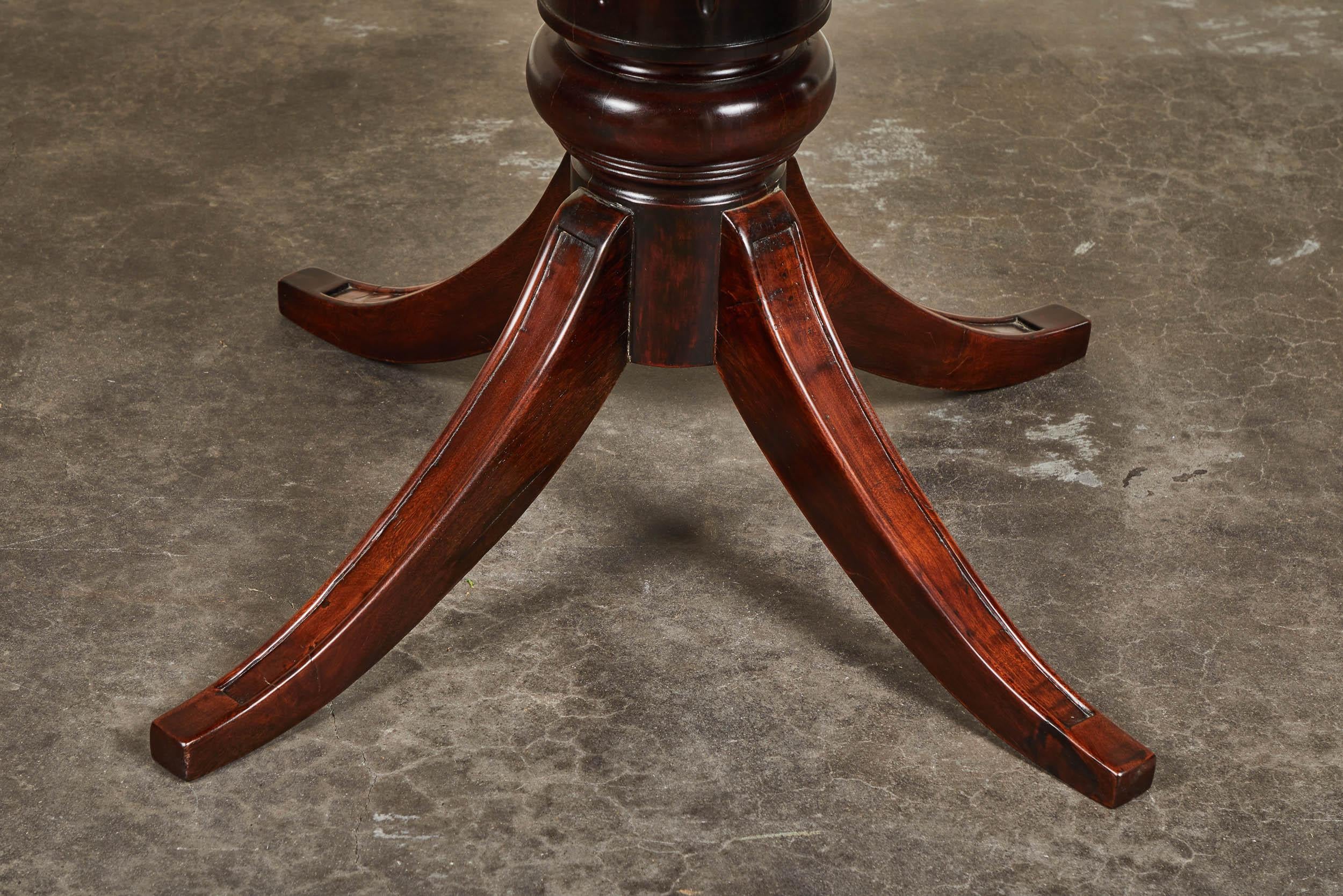 Une table de tambour coloniale française du 19ème siècle en bois de rose. Il comporte cinq tiroirs et une base sur pied.