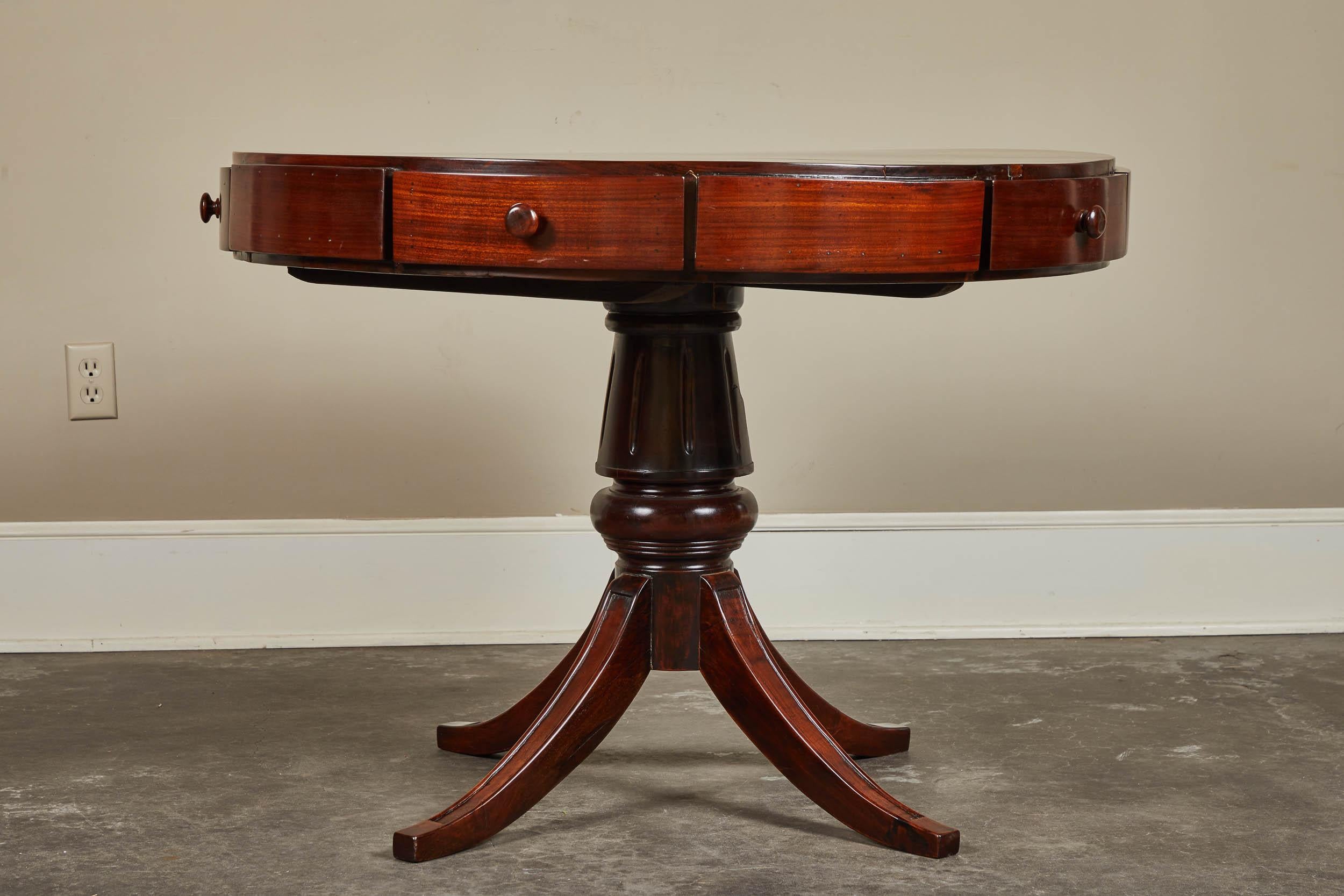 Table à tambour à cinq tiroirs de style colonial français du XIXe siècle Bon état - En vente à Pasadena, CA