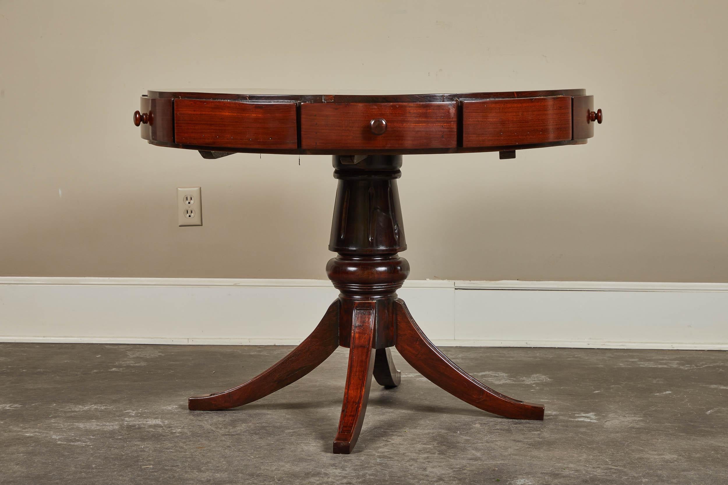 Table à tambour à cinq tiroirs de style colonial français du XIXe siècle en vente 1