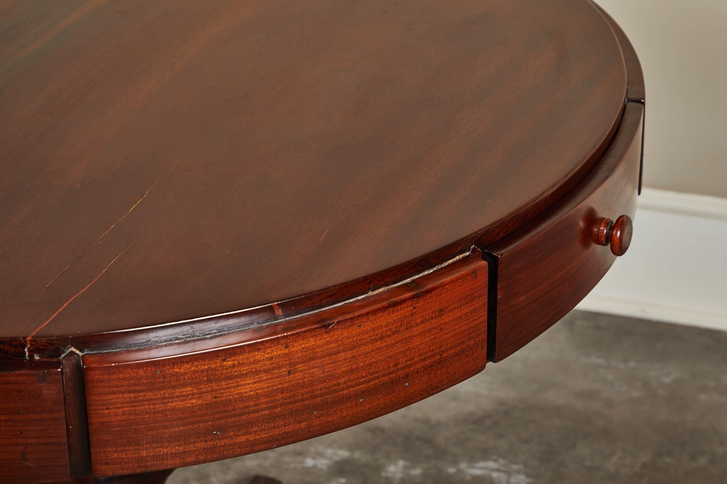 Table à tambour à cinq tiroirs de style colonial français du XIXe siècle en vente 2