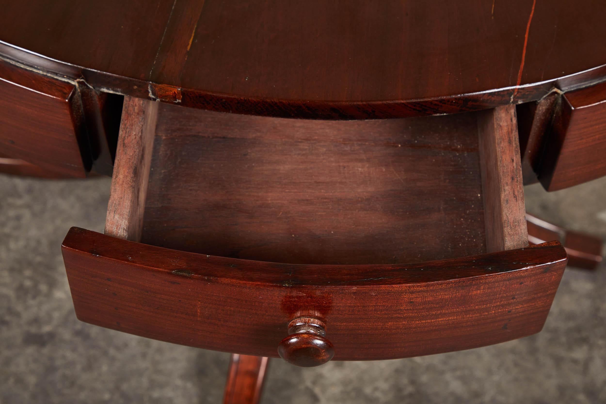 Table à tambour à cinq tiroirs de style colonial français du XIXe siècle en vente 3